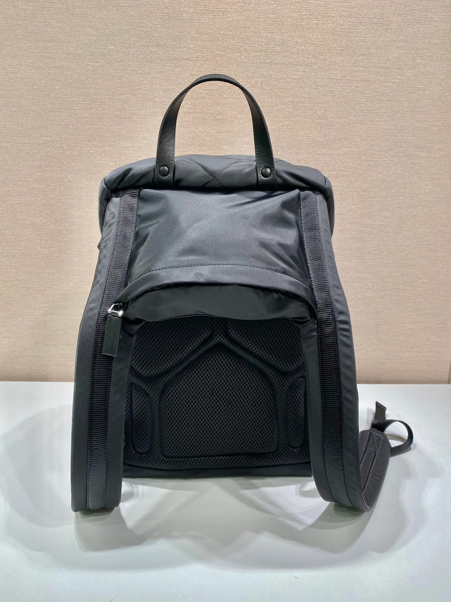 💰1520🎉New backpack/hat🎉2VZ135 rhombus🎉🎉 The design of this backpack is very practical and unique😘It is made of imported nylon fabric/handmade rhombus which is also the main feature of this season😘😘Top brushed hardware👍👍Adds a new flavor to the classic raw materials 😘Equipped with a pull-out fabric hood/adjustable drawstrings, it can block wind/rain//sun during business trips/outings🌞🙊🙊, it’s perfect🎉🎉worth owning, hurry up and get it🎉🎉 Length 27x Height 45x Bottom 17cm 🎉🎉🎉👏👏👏