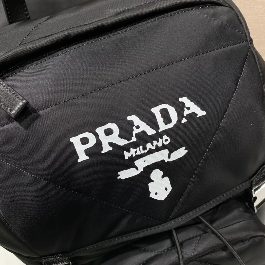💰1520🎉New backpack/hat🎉2VZ135 rhombus🎉🎉 The design of this backpack is very practical and unique😘It is made of imported nylon fabric/handmade rhombus which is also the main feature of this season😘😘Top brushed hardware👍👍Adds a new flavor to the classic raw materials 😘Equipped with a pull-out fabric hood/adjustable drawstrings, it can block wind/rain//sun during business trips/outings🌞🙊🙊, it’s perfect🎉🎉worth owning, hurry up and get it🎉🎉 Length 27x Height 45x Bottom 17cm 🎉🎉🎉👏👏👏