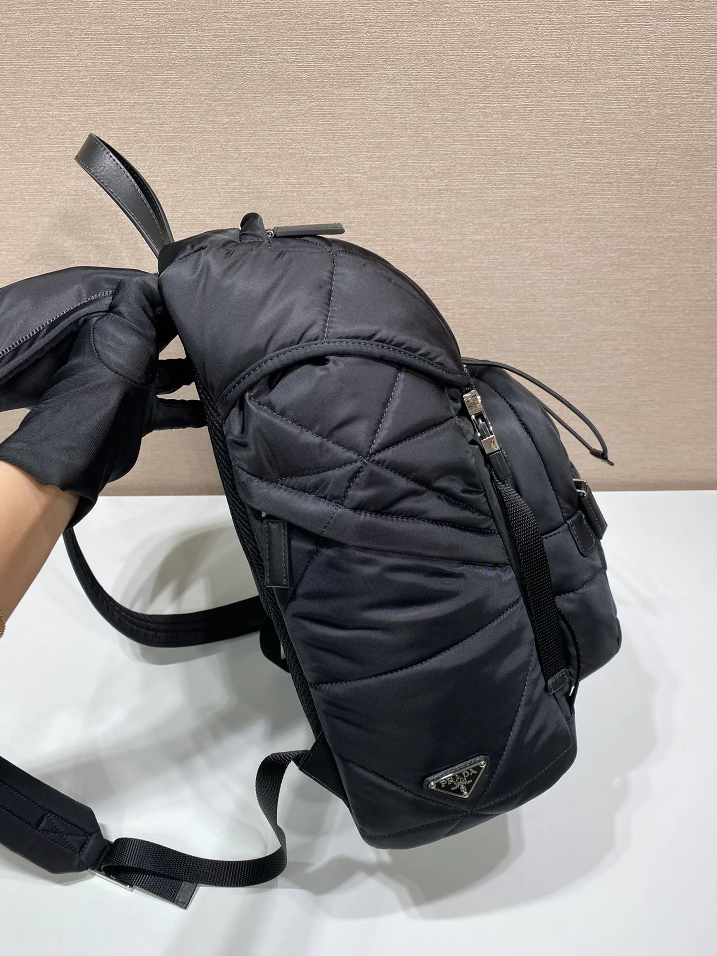 💰1520🎉New backpack/hat🎉2VZ135 rhombus🎉🎉 The design of this backpack is very practical and unique😘It is made of imported nylon fabric/handmade rhombus which is also the main feature of this season😘😘Top brushed hardware👍👍Adds a new flavor to the classic raw materials 😘Equipped with a pull-out fabric hood/adjustable drawstrings, it can block wind/rain//sun during business trips/outings🌞🙊🙊, it’s perfect🎉🎉worth owning, hurry up and get it🎉🎉 Length 27x Height 45x Bottom 17cm 🎉🎉🎉👏👏👏