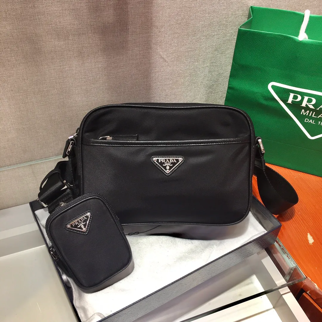 💰920🎉Classic new style🎉Upgraded version 2VH048 has arrived👏👏Original item👍👍Made of imported nylon material, Saffiano leather decoration, polished steel surface metal accessories, adjustable fabric shoulder strap, detachable nylon hanging pouch (can also be hung Decoration on his bag), enamel triangle logo on the outside, logo logo on the inside, zipper closure on the top, zipper pocket on the front, and a zipper pocket inside, light and practical, and a popular style that will never go out of style👍👍Length 23x Height 16x Bottom 7cm👍👍