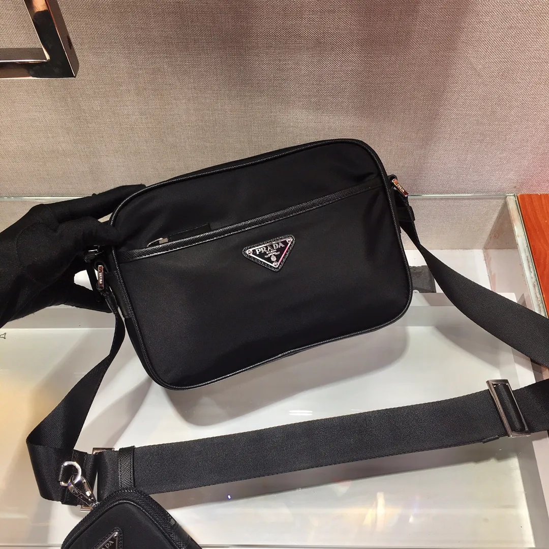 💰920🎉Classic new style🎉Upgraded version 2VH048 has arrived👏👏Original item👍👍Made of imported nylon material, Saffiano leather decoration, polished steel surface metal accessories, adjustable fabric shoulder strap, detachable nylon hanging pouch (can also be hung Decoration on his bag), enamel triangle logo on the outside, logo logo on the inside, zipper closure on the top, zipper pocket on the front, and a zipper pocket inside, light and practical, and a popular style that will never go out of style👍👍Length 23x Height 16x Bottom 7cm👍👍