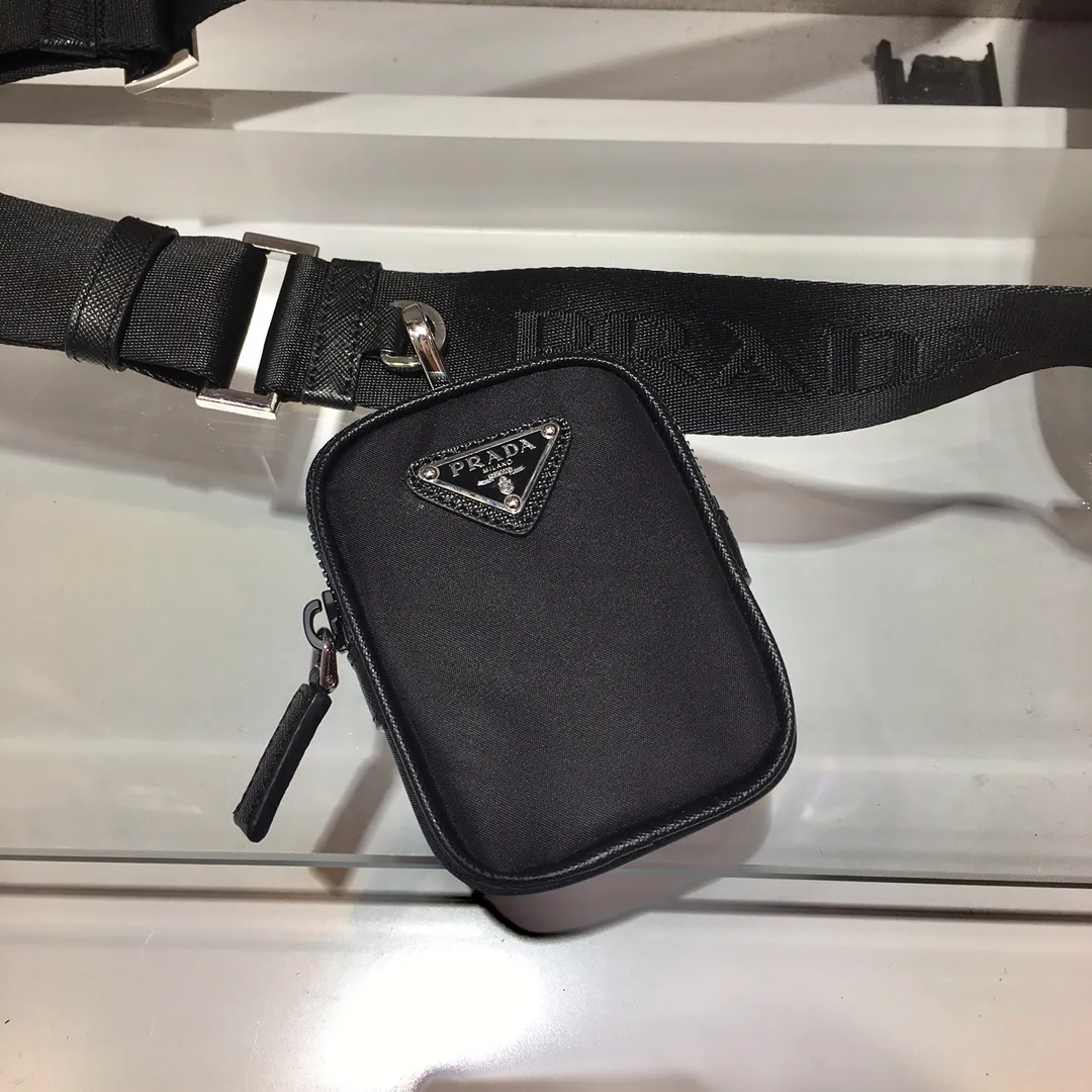 💰920🎉Classic new style🎉Upgraded version 2VH048 has arrived👏👏Original item👍👍Made of imported nylon material, Saffiano leather decoration, polished steel surface metal accessories, adjustable fabric shoulder strap, detachable nylon hanging pouch (can also be hung Decoration on his bag), enamel triangle logo on the outside, logo logo on the inside, zipper closure on the top, zipper pocket on the front, and a zipper pocket inside, light and practical, and a popular style that will never go out of style👍👍Length 23x Height 16x Bottom 7cm👍👍