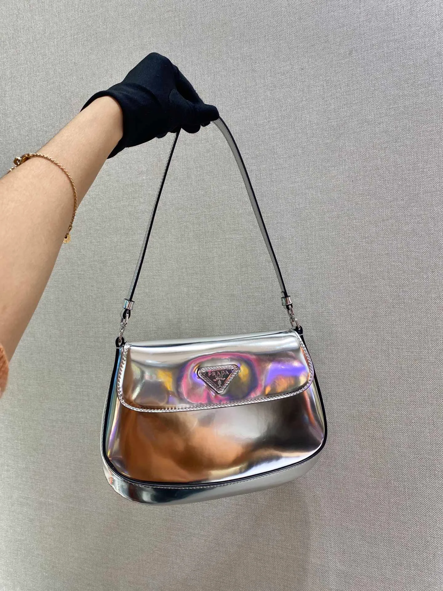 💰1120🎉New armpit bag🎉New second-hand armpit bag😘😘 This year's popular flip-top second-hand armpit bag has always been very popular. The whole leather is delicate and smooth. The special-shaped bag design is cool and fashionable. The capacity is sufficient. It is light and can be packed. It is perfect without being outdated. The retro feel concave shape is another popular style among Internet celebrities. 🙊🙊 Style number: 1BD311 Length 23x Height 18x Bottom 4cm