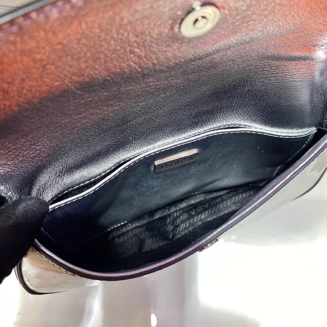 💰1120🎉New armpit bag🎉New second-hand armpit bag😘😘 This year's popular flip-top second-hand armpit bag has always been very popular. The whole leather is delicate and smooth. The special-shaped bag design is cool and fashionable. The capacity is sufficient. It is light and can be packed. It is perfect without being outdated. The retro feel concave shape is another popular style among Internet celebrities. 🙊🙊 Style number: 1BD311 Length 23x Height 18x Bottom 4cm