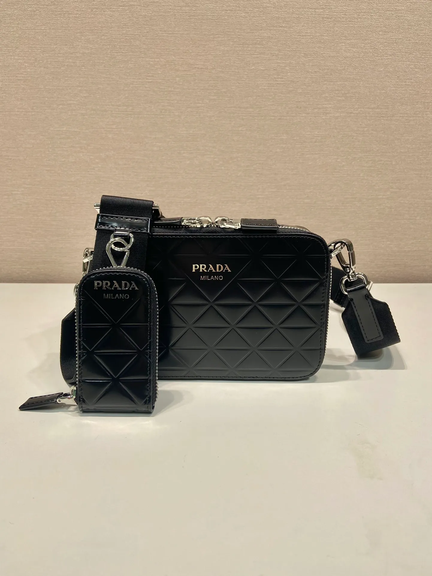 💰1460🎉Embossed Camera Bag🎉2VH070🎉🎉 This Brique leather handbag outlines simple lines and is supplemented by embossed patterns. The hot-printed surface texture presents a tone-on-tone pattern, with detachable and adjustable nylon webbing and a detachable pouch, full of inspiration and fashion, and the upper body effect must be great🎉🎉 Length 19x Height 12.5x Bottom 5.5cm🎉🎉🎉👏👏👏