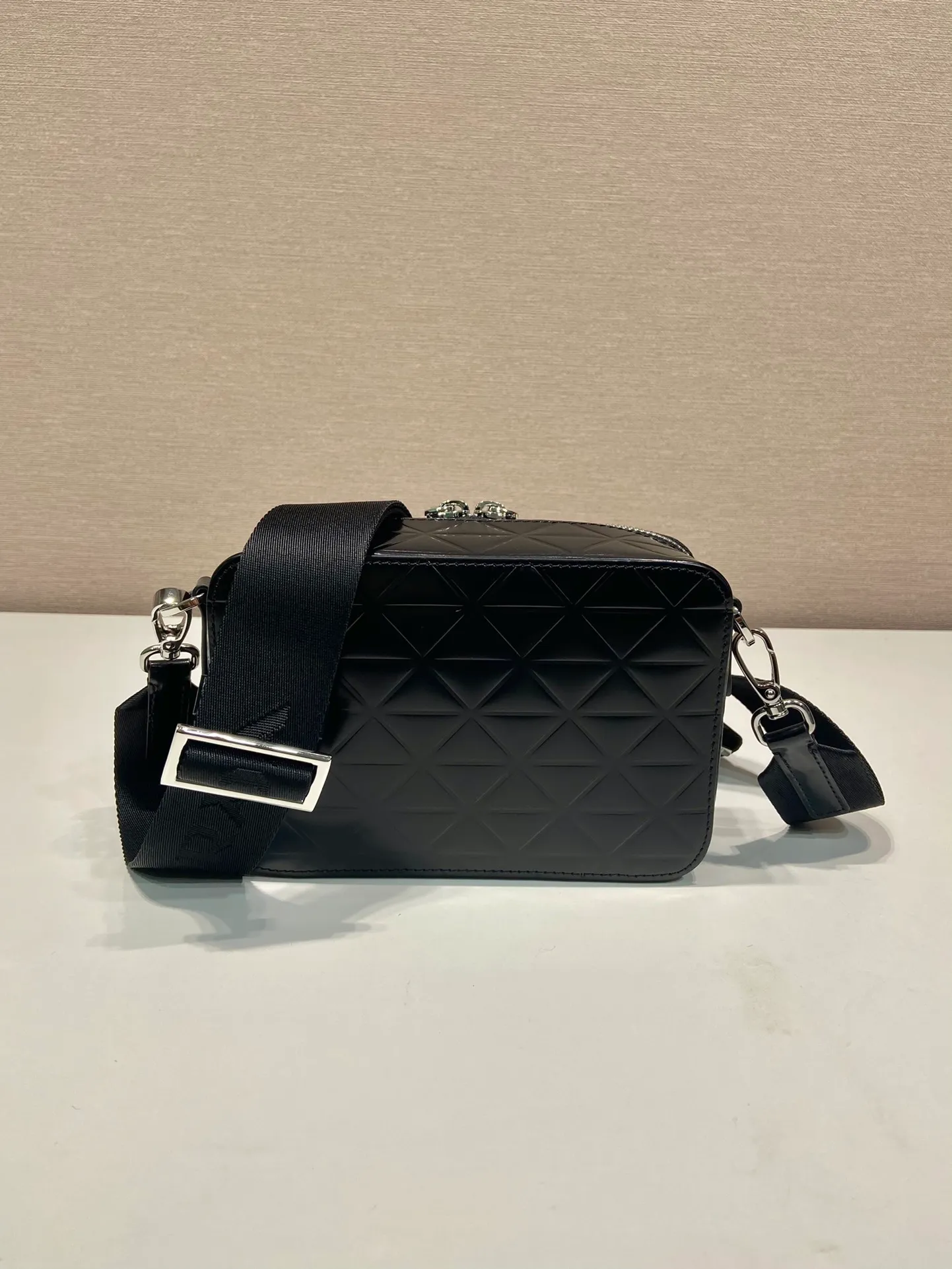 💰1460🎉Embossed Camera Bag🎉2VH070🎉🎉 This Brique leather handbag outlines simple lines and is supplemented by embossed patterns. The hot-printed surface texture presents a tone-on-tone pattern, with detachable and adjustable nylon webbing and a detachable pouch, full of inspiration and fashion, and the upper body effect must be great🎉🎉 Length 19x Height 12.5x Bottom 5.5cm🎉🎉🎉👏👏👏