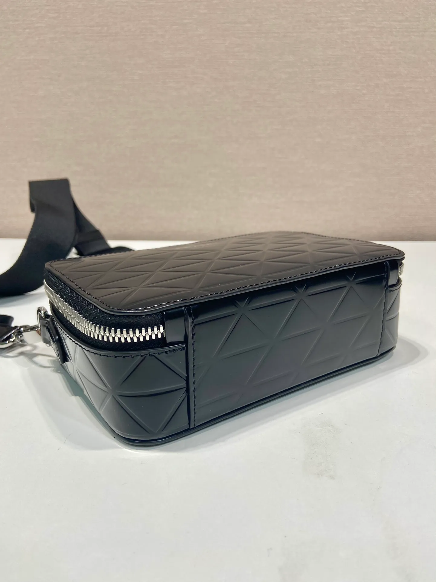 💰1460🎉Embossed Camera Bag🎉2VH070🎉🎉 This Brique leather handbag outlines simple lines and is supplemented by embossed patterns. The hot-printed surface texture presents a tone-on-tone pattern, with detachable and adjustable nylon webbing and a detachable pouch, full of inspiration and fashion, and the upper body effect must be great🎉🎉 Length 19x Height 12.5x Bottom 5.5cm🎉🎉🎉👏👏👏