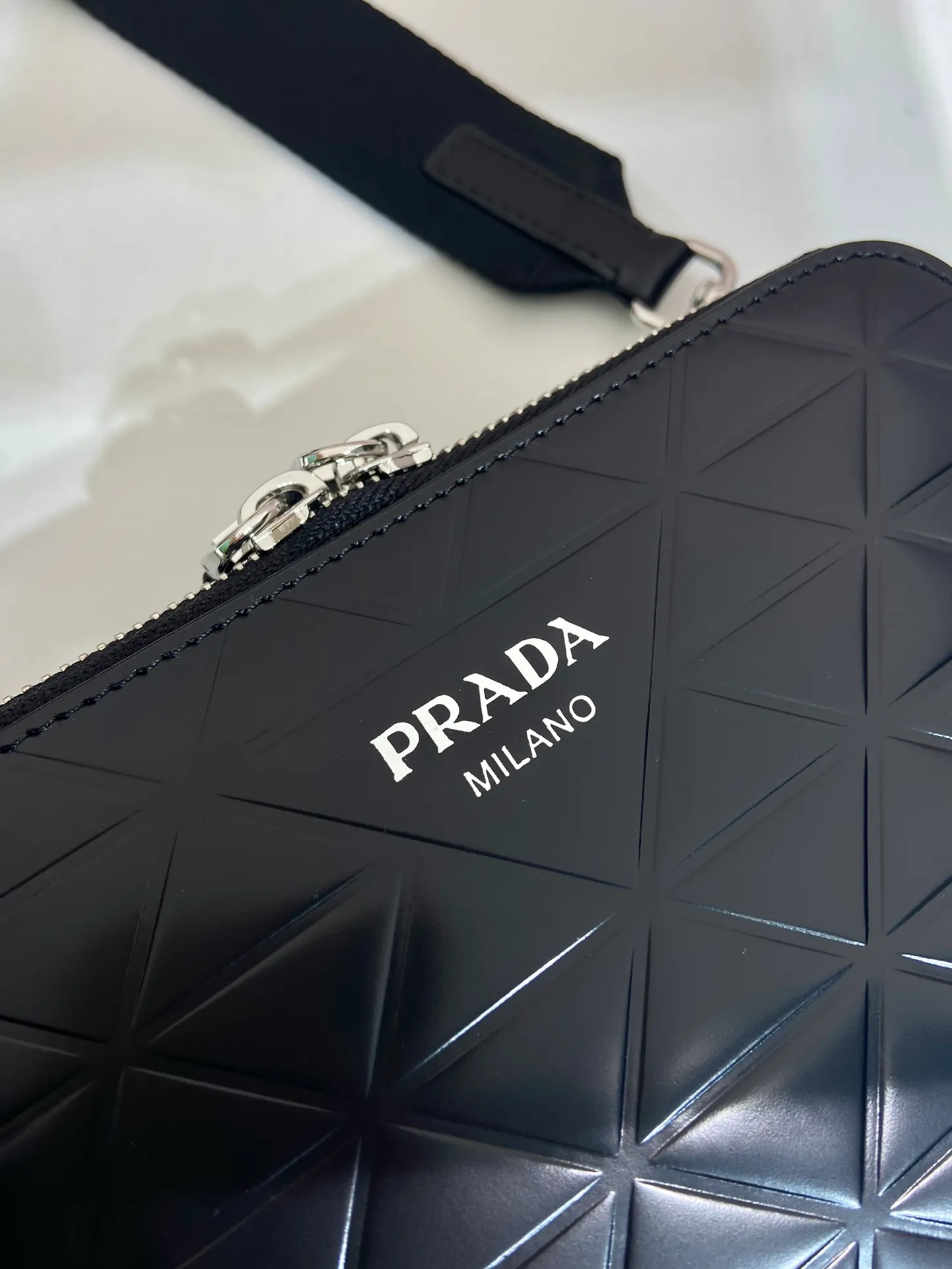 💰1460🎉Embossed Camera Bag🎉2VH070🎉🎉 This Brique leather handbag outlines simple lines and is supplemented by embossed patterns. The hot-printed surface texture presents a tone-on-tone pattern, with detachable and adjustable nylon webbing and a detachable pouch, full of inspiration and fashion, and the upper body effect must be great🎉🎉 Length 19x Height 12.5x Bottom 5.5cm🎉🎉🎉👏👏👏
