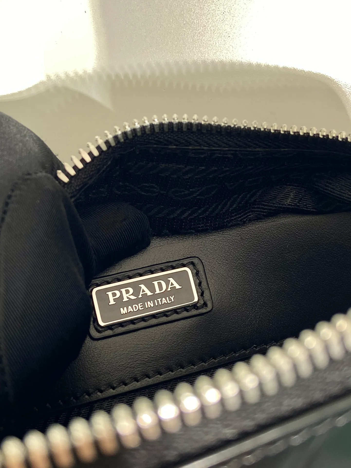 💰1460🎉Embossed Camera Bag🎉2VH070🎉🎉 This Brique leather handbag outlines simple lines and is supplemented by embossed patterns. The hot-printed surface texture presents a tone-on-tone pattern, with detachable and adjustable nylon webbing and a detachable pouch, full of inspiration and fashion, and the upper body effect must be great🎉🎉 Length 19x Height 12.5x Bottom 5.5cm🎉🎉🎉👏👏👏