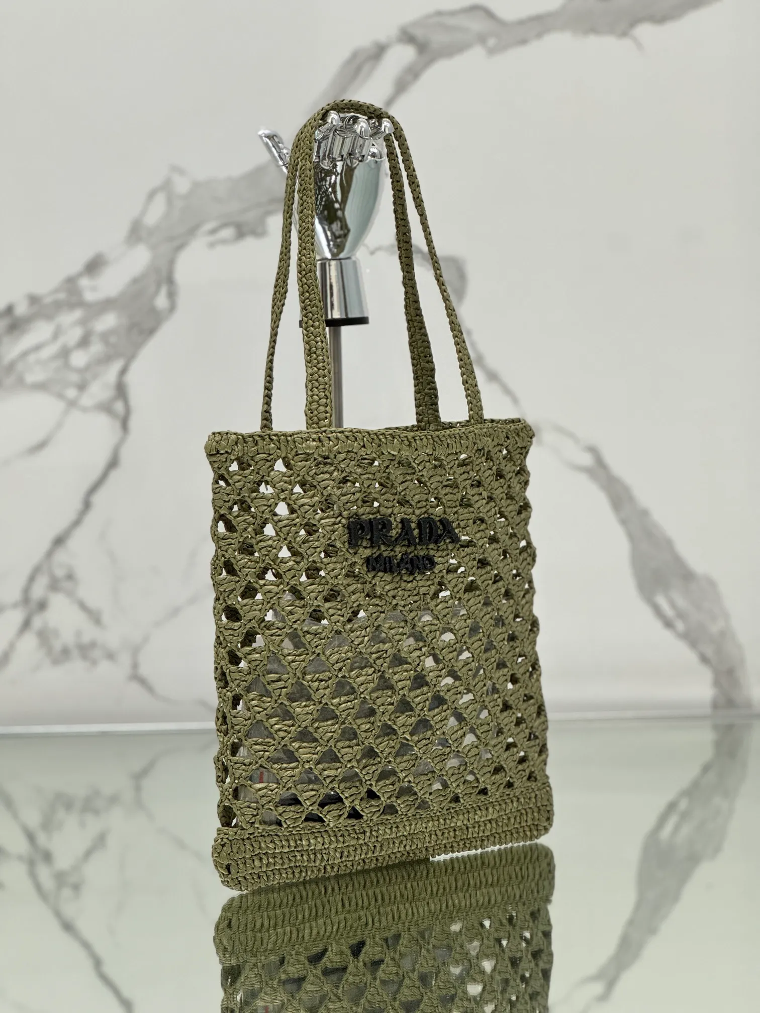 💰1360🌟Straw shopping bag This crochet triangle tote bag reinterprets the classic woven fabric style with a modern and exquisite design, full of summer sentiment. Light. And a contrasting embroidered lettering logo completes the accessory with a unique touch. Style number: Size: 30×31cm Style number: 1BG493