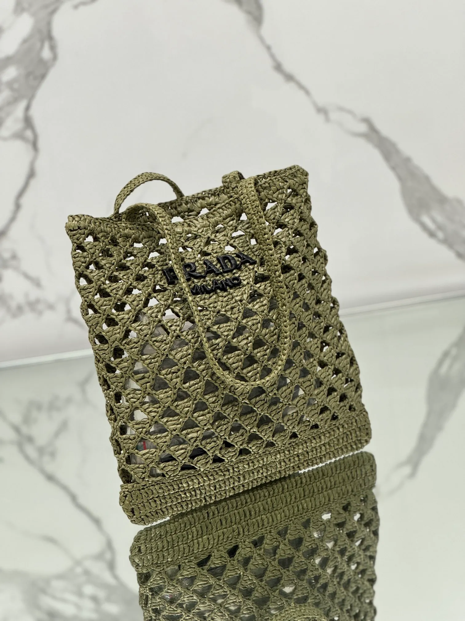 💰1360🌟Straw shopping bag This crochet triangle tote bag reinterprets the classic woven fabric style with a modern and exquisite design, full of summer sentiment. Light. And a contrasting embroidered lettering logo completes the accessory with a unique touch. Style number: Size: 30×31cm Style number: 1BG493