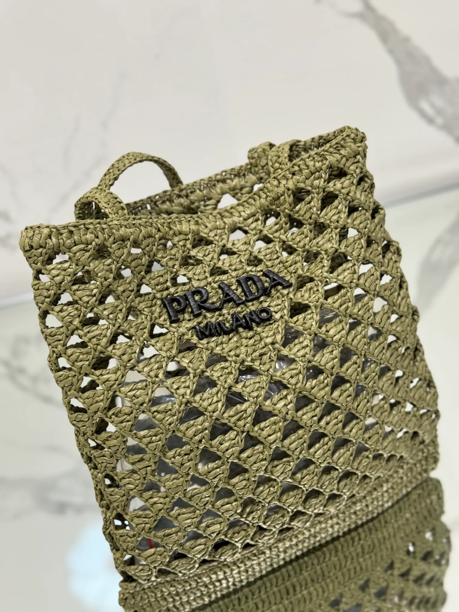 💰1360🌟Straw shopping bag This crochet triangle tote bag reinterprets the classic woven fabric style with a modern and exquisite design, full of summer sentiment. Light. And a contrasting embroidered lettering logo completes the accessory with a unique touch. Style number: Size: 30×31cm Style number: 1BG493