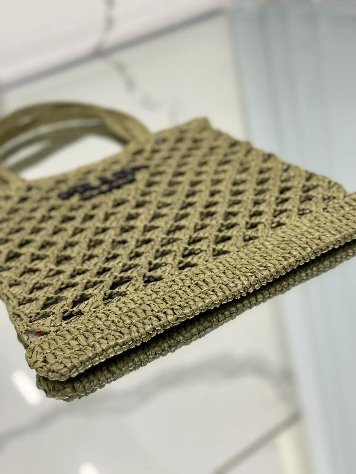 💰1360🌟Straw shopping bag This crochet triangle tote bag reinterprets the classic woven fabric style with a modern and exquisite design, full of summer sentiment. Light. And a contrasting embroidered lettering logo completes the accessory with a unique touch. Style number: Size: 30×31cm Style number: 1BG493