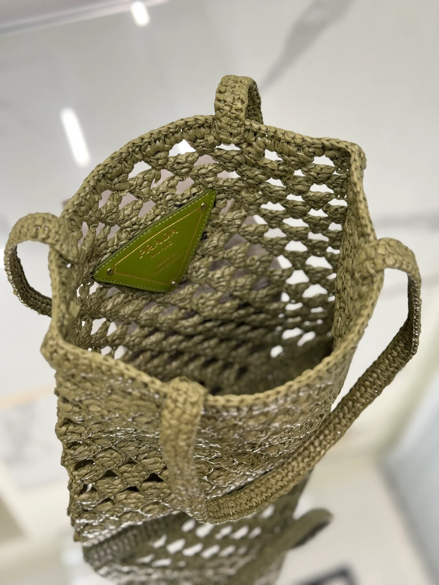 💰1360🌟Straw shopping bag This crochet triangle tote bag reinterprets the classic woven fabric style with a modern and exquisite design, full of summer sentiment. Light. And a contrasting embroidered lettering logo completes the accessory with a unique touch. Style number: Size: 30×31cm Style number: 1BG493