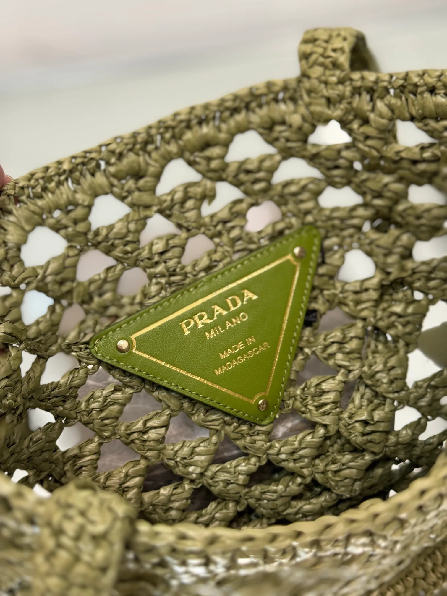 💰1360🌟Straw shopping bag This crochet triangle tote bag reinterprets the classic woven fabric style with a modern and exquisite design, full of summer sentiment. Light. And a contrasting embroidered lettering logo completes the accessory with a unique touch. Style number: Size: 30×31cm Style number: 1BG493