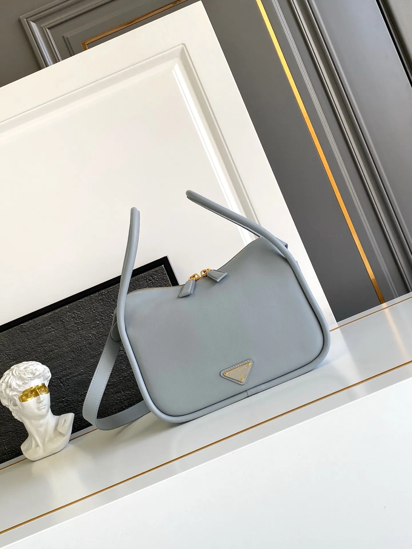 💰1500, new color🔥 ✨New product debut✨2024Summer new product SoftGrain Elf Lunch Box Bag Made of chic and noble calfskin, elegant and simple bag design with smooth and elegant lines. Classic logo on the front, gold triangle logo, zipper opening, long handle, portable and armpit-back, spacious inner pocket with patch pockets to meet exquisite storage needs, perfect details. Model: 1BA451 Size: 25x18x10.5cm