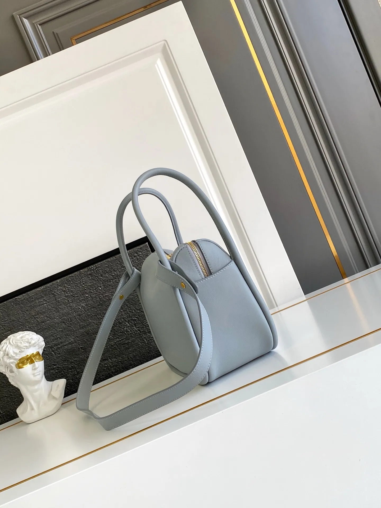 💰1500, new color🔥 ✨New product debut✨2024Summer new product SoftGrain Elf Lunch Box Bag Made of chic and noble calfskin, elegant and simple bag design with smooth and elegant lines. Classic logo on the front, gold triangle logo, zipper opening, long handle, portable and armpit-back, spacious inner pocket with patch pockets to meet exquisite storage needs, perfect details. Model: 1BA451 Size: 25x18x10.5cm