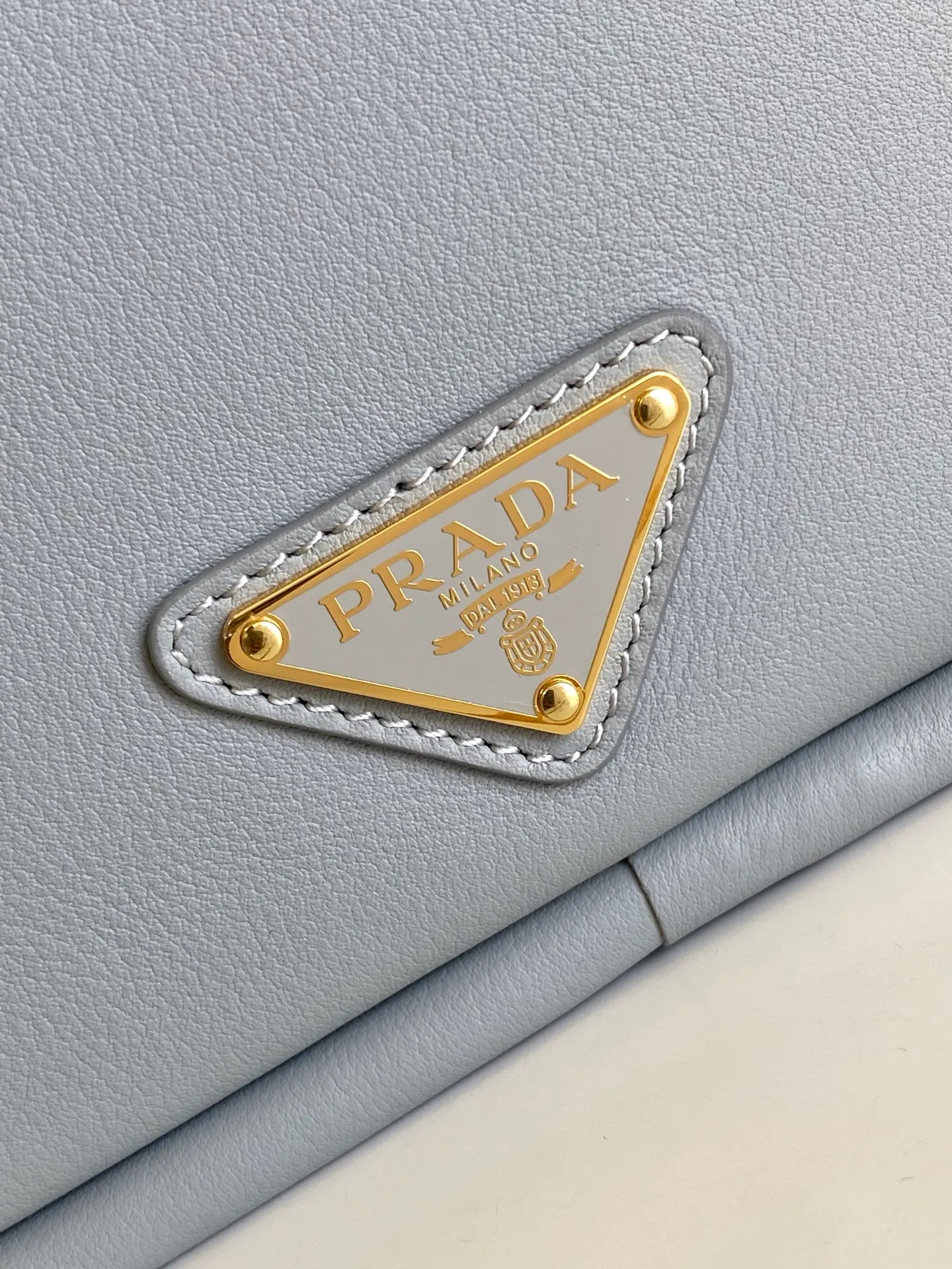 💰1500, new color🔥 ✨New product debut✨2024Summer new product SoftGrain Elf Lunch Box Bag Made of chic and noble calfskin, elegant and simple bag design with smooth and elegant lines. Classic logo on the front, gold triangle logo, zipper opening, long handle, portable and armpit-back, spacious inner pocket with patch pockets to meet exquisite storage needs, perfect details. Model: 1BA451 Size: 25x18x10.5cm
