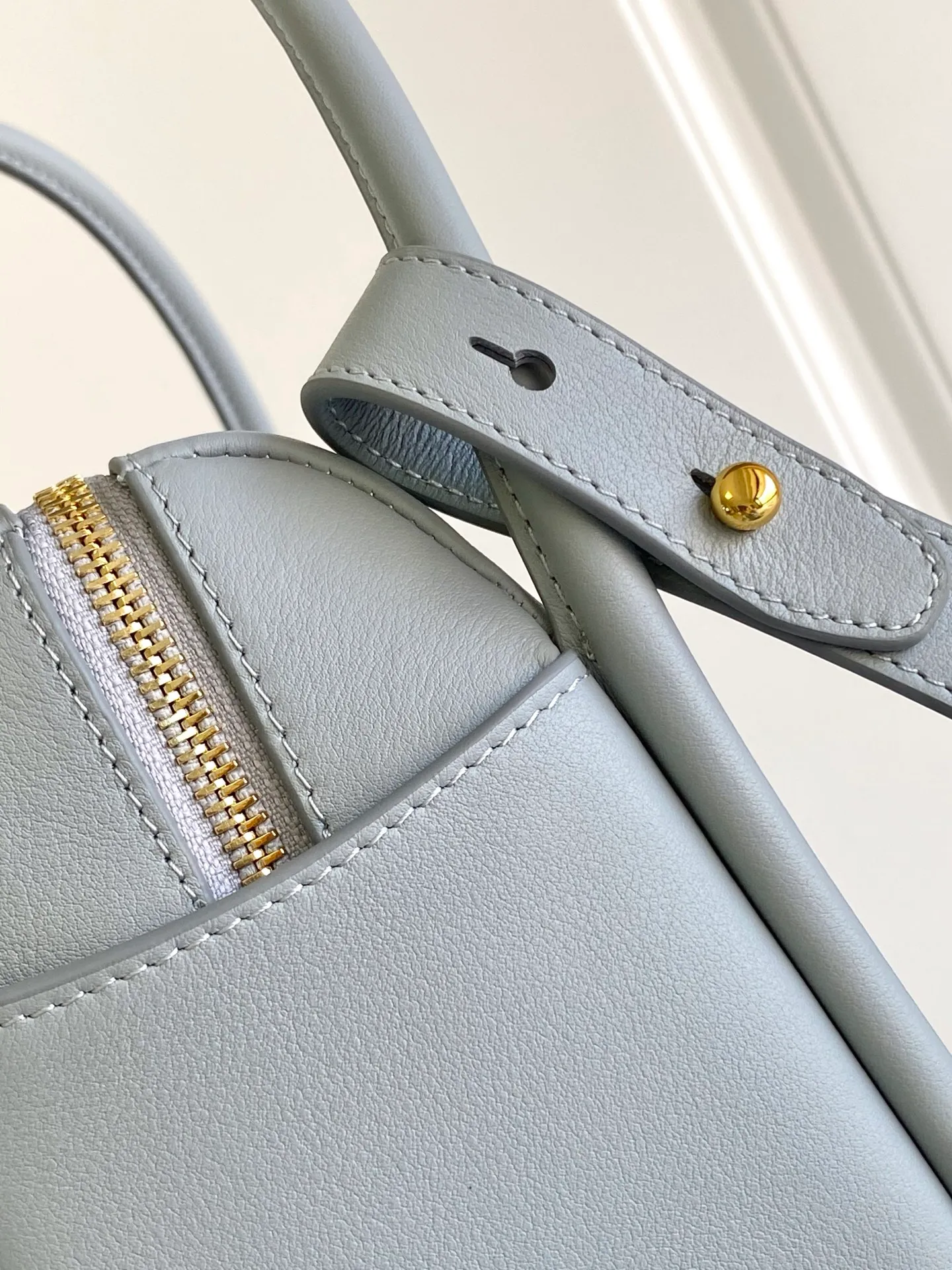 💰1500, new color🔥 ✨New product debut✨2024Summer new product SoftGrain Elf Lunch Box Bag Made of chic and noble calfskin, elegant and simple bag design with smooth and elegant lines. Classic logo on the front, gold triangle logo, zipper opening, long handle, portable and armpit-back, spacious inner pocket with patch pockets to meet exquisite storage needs, perfect details. Model: 1BA451 Size: 25x18x10.5cm