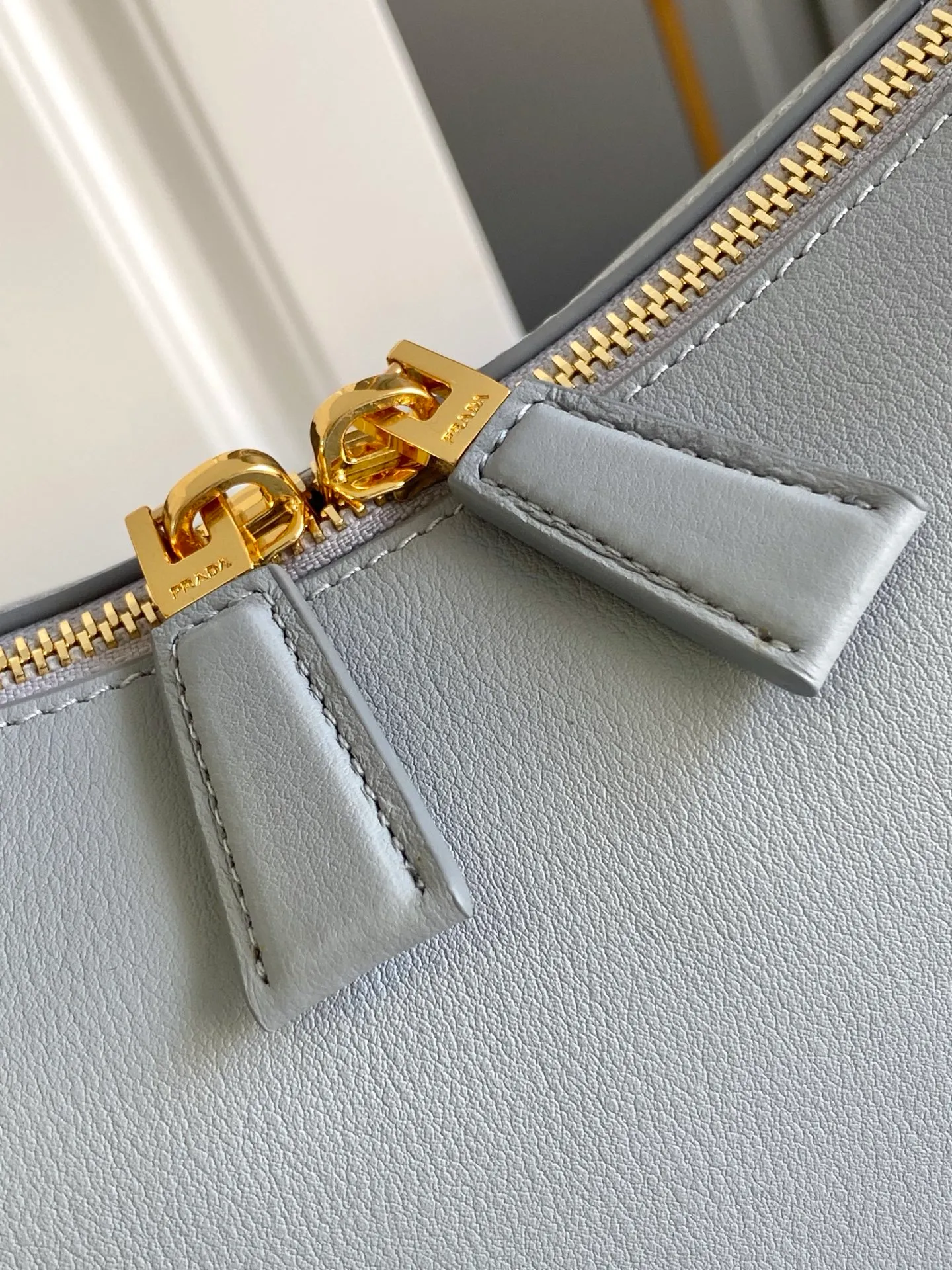 💰1500, new color🔥 ✨New product debut✨2024Summer new product SoftGrain Elf Lunch Box Bag Made of chic and noble calfskin, elegant and simple bag design with smooth and elegant lines. Classic logo on the front, gold triangle logo, zipper opening, long handle, portable and armpit-back, spacious inner pocket with patch pockets to meet exquisite storage needs, perfect details. Model: 1BA451 Size: 25x18x10.5cm