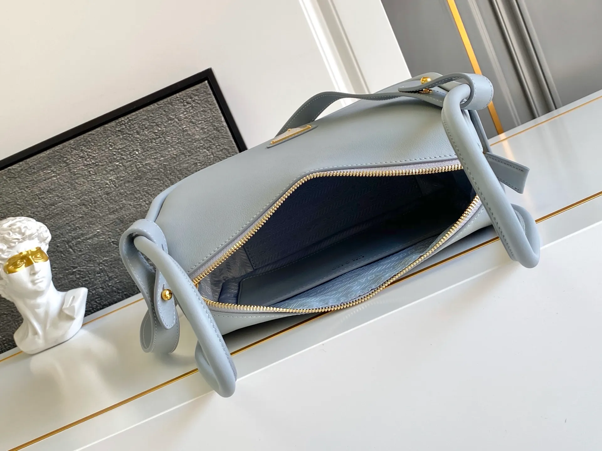 💰1500, new color🔥 ✨New product debut✨2024Summer new product SoftGrain Elf Lunch Box Bag Made of chic and noble calfskin, elegant and simple bag design with smooth and elegant lines. Classic logo on the front, gold triangle logo, zipper opening, long handle, portable and armpit-back, spacious inner pocket with patch pockets to meet exquisite storage needs, perfect details. Model: 1BA451 Size: 25x18x10.5cm