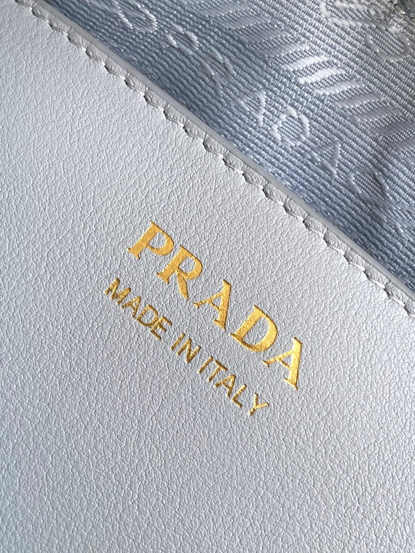 💰1500, new color🔥 ✨New product debut✨2024Summer new product SoftGrain Elf Lunch Box Bag Made of chic and noble calfskin, elegant and simple bag design with smooth and elegant lines. Classic logo on the front, gold triangle logo, zipper opening, long handle, portable and armpit-back, spacious inner pocket with patch pockets to meet exquisite storage needs, perfect details. Model: 1BA451 Size: 25x18x10.5cm