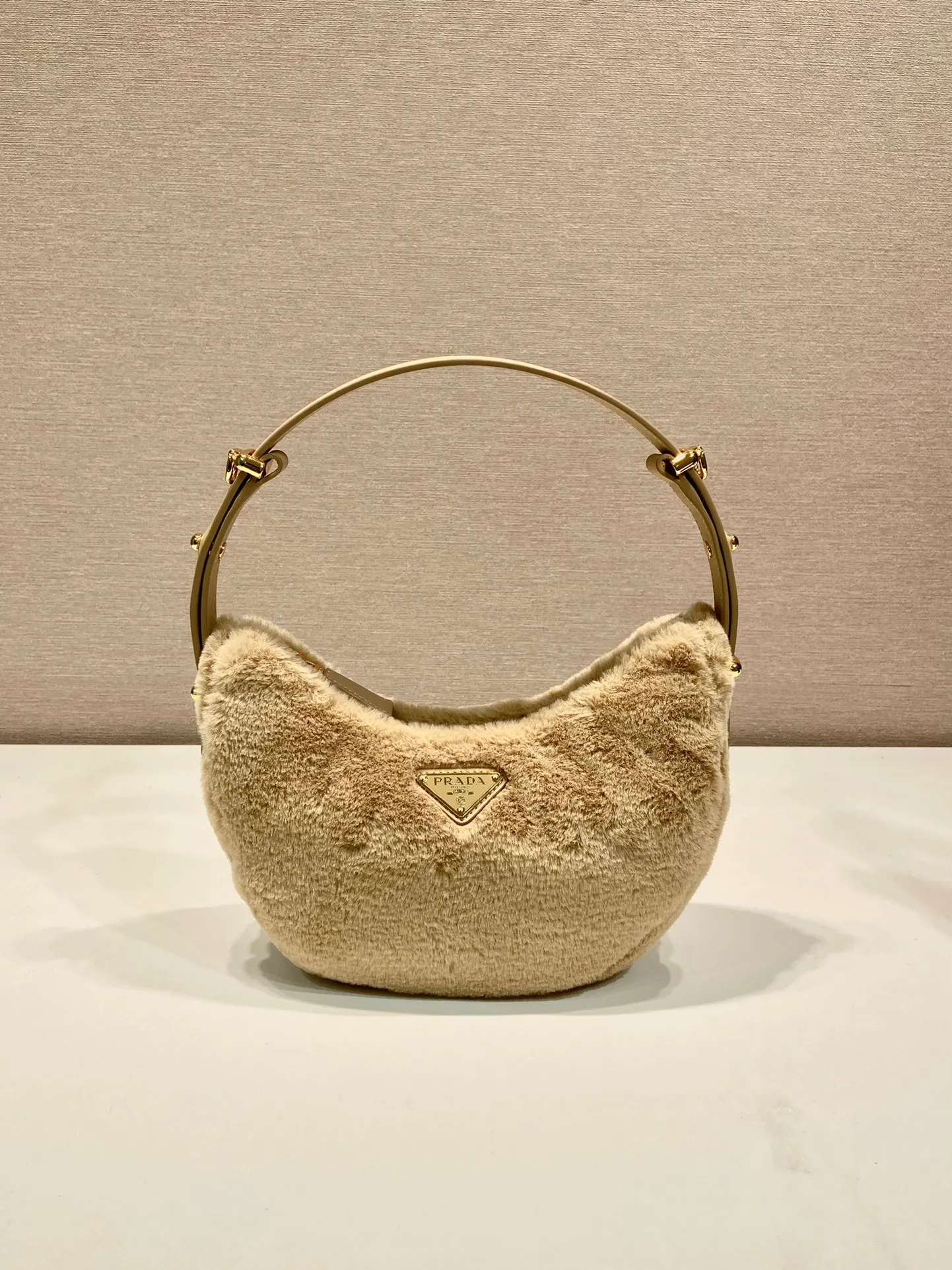 💰1260🎉Moon handbag🎉1BC194 double shoulder strap/wool🎉🎉 This simple Moon handbag is made of soft wool and cowhide, showing a modern and versatile charm. The curved body design is equipped with 2 long/short adjustable shoulder straps, making it easy to change the shape at will. It is equipped with imported lambskin inside, and the metal accessories add a bright style. The upper body effect is very cool/fashionable. It is a must-have item in winter🎉Babies, hurry up and get it🎉 Length 22.5x Height 18.5x Bottom 6.5cm🎉🎉🎉🍊🍊🍊