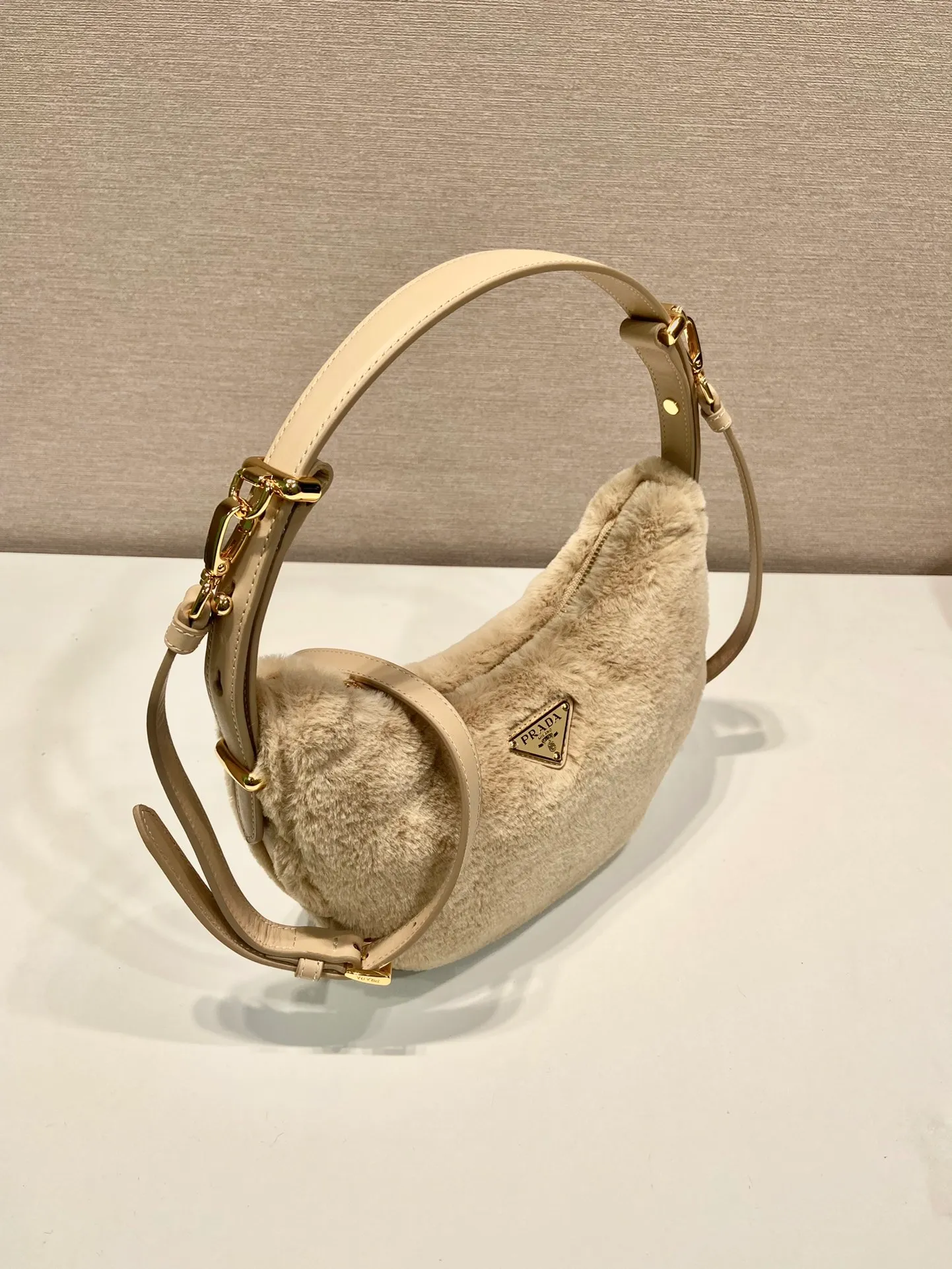 💰1260🎉Moon handbag🎉1BC194 double shoulder strap/wool🎉🎉 This simple Moon handbag is made of soft wool and cowhide, showing a modern and versatile charm. The curved body design is equipped with 2 long/short adjustable shoulder straps, making it easy to change the shape at will. It is equipped with imported lambskin inside, and the metal accessories add a bright style. The upper body effect is very cool/fashionable. It is a must-have item in winter🎉Babies, hurry up and get it🎉 Length 22.5x Height 18.5x Bottom 6.5cm🎉🎉🎉🍊🍊🍊