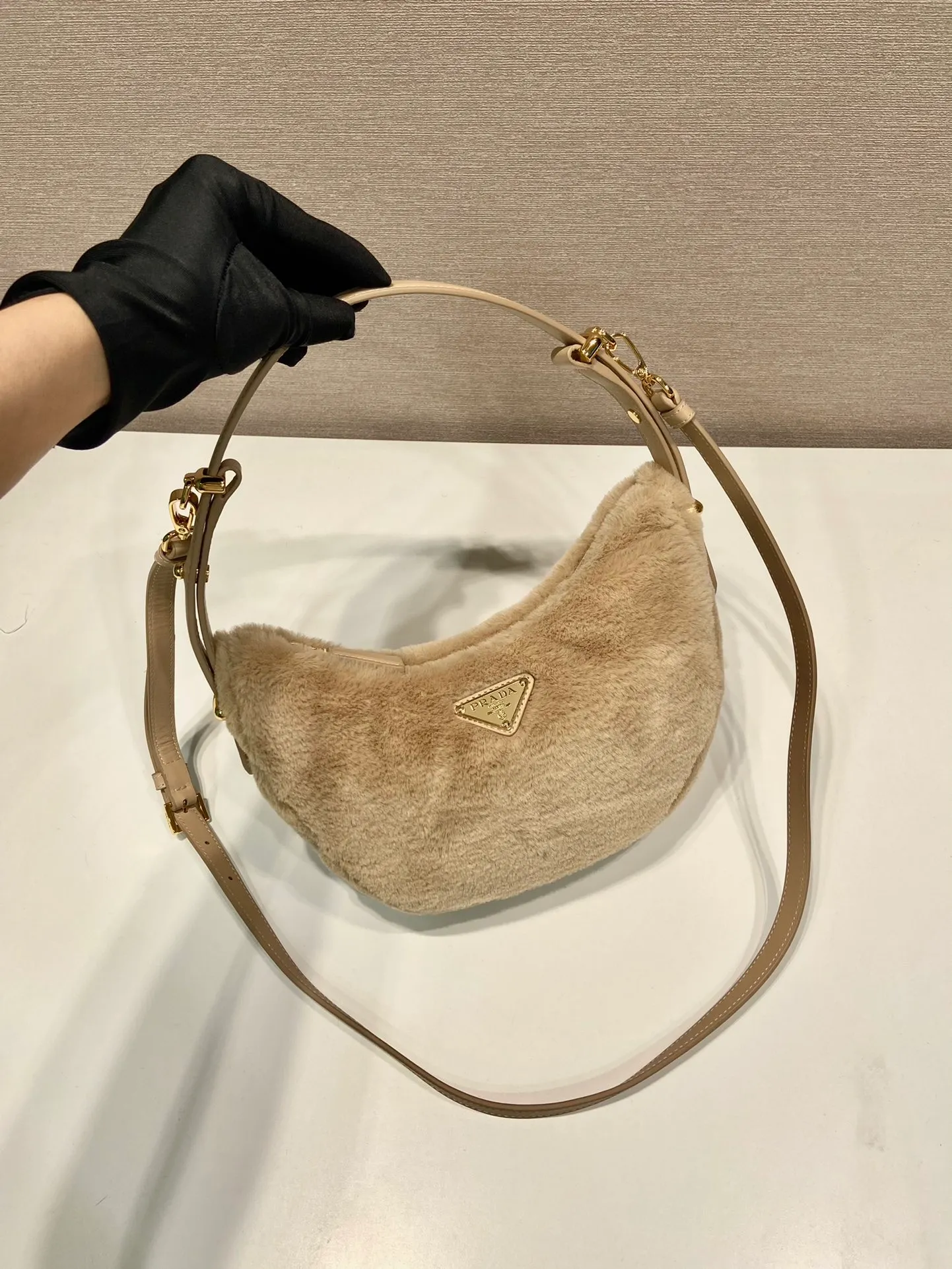 💰1260🎉Moon handbag🎉1BC194 double shoulder strap/wool🎉🎉 This simple Moon handbag is made of soft wool and cowhide, showing a modern and versatile charm. The curved body design is equipped with 2 long/short adjustable shoulder straps, making it easy to change the shape at will. It is equipped with imported lambskin inside, and the metal accessories add a bright style. The upper body effect is very cool/fashionable. It is a must-have item in winter🎉Babies, hurry up and get it🎉 Length 22.5x Height 18.5x Bottom 6.5cm🎉🎉🎉🍊🍊🍊