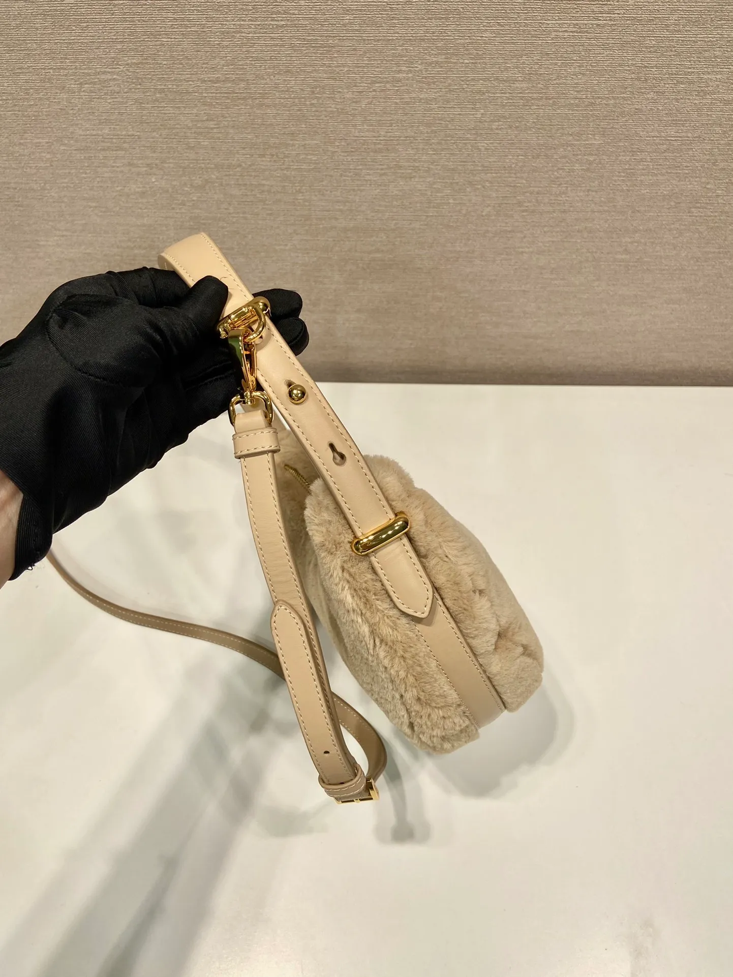 💰1260🎉Moon handbag🎉1BC194 double shoulder strap/wool🎉🎉 This simple Moon handbag is made of soft wool and cowhide, showing a modern and versatile charm. The curved body design is equipped with 2 long/short adjustable shoulder straps, making it easy to change the shape at will. It is equipped with imported lambskin inside, and the metal accessories add a bright style. The upper body effect is very cool/fashionable. It is a must-have item in winter🎉Babies, hurry up and get it🎉 Length 22.5x Height 18.5x Bottom 6.5cm🎉🎉🎉🍊🍊🍊