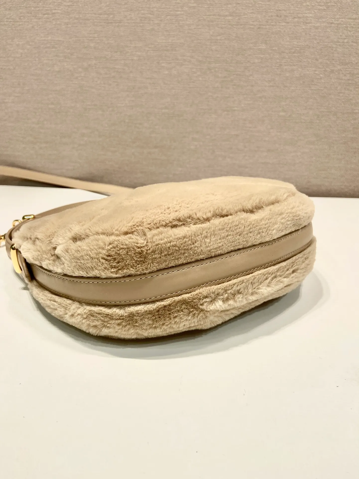 💰1260🎉Moon handbag🎉1BC194 double shoulder strap/wool🎉🎉 This simple Moon handbag is made of soft wool and cowhide, showing a modern and versatile charm. The curved body design is equipped with 2 long/short adjustable shoulder straps, making it easy to change the shape at will. It is equipped with imported lambskin inside, and the metal accessories add a bright style. The upper body effect is very cool/fashionable. It is a must-have item in winter🎉Babies, hurry up and get it🎉 Length 22.5x Height 18.5x Bottom 6.5cm🎉🎉🎉🍊🍊🍊