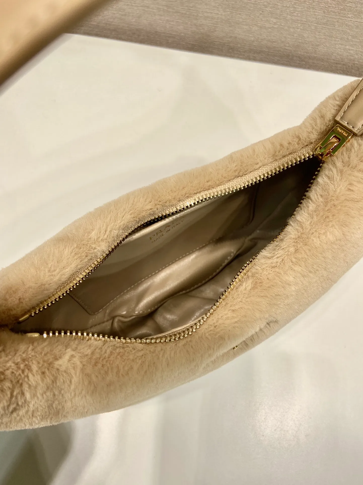 💰1260🎉Moon handbag🎉1BC194 double shoulder strap/wool🎉🎉 This simple Moon handbag is made of soft wool and cowhide, showing a modern and versatile charm. The curved body design is equipped with 2 long/short adjustable shoulder straps, making it easy to change the shape at will. It is equipped with imported lambskin inside, and the metal accessories add a bright style. The upper body effect is very cool/fashionable. It is a must-have item in winter🎉Babies, hurry up and get it🎉 Length 22.5x Height 18.5x Bottom 6.5cm🎉🎉🎉🍊🍊🍊