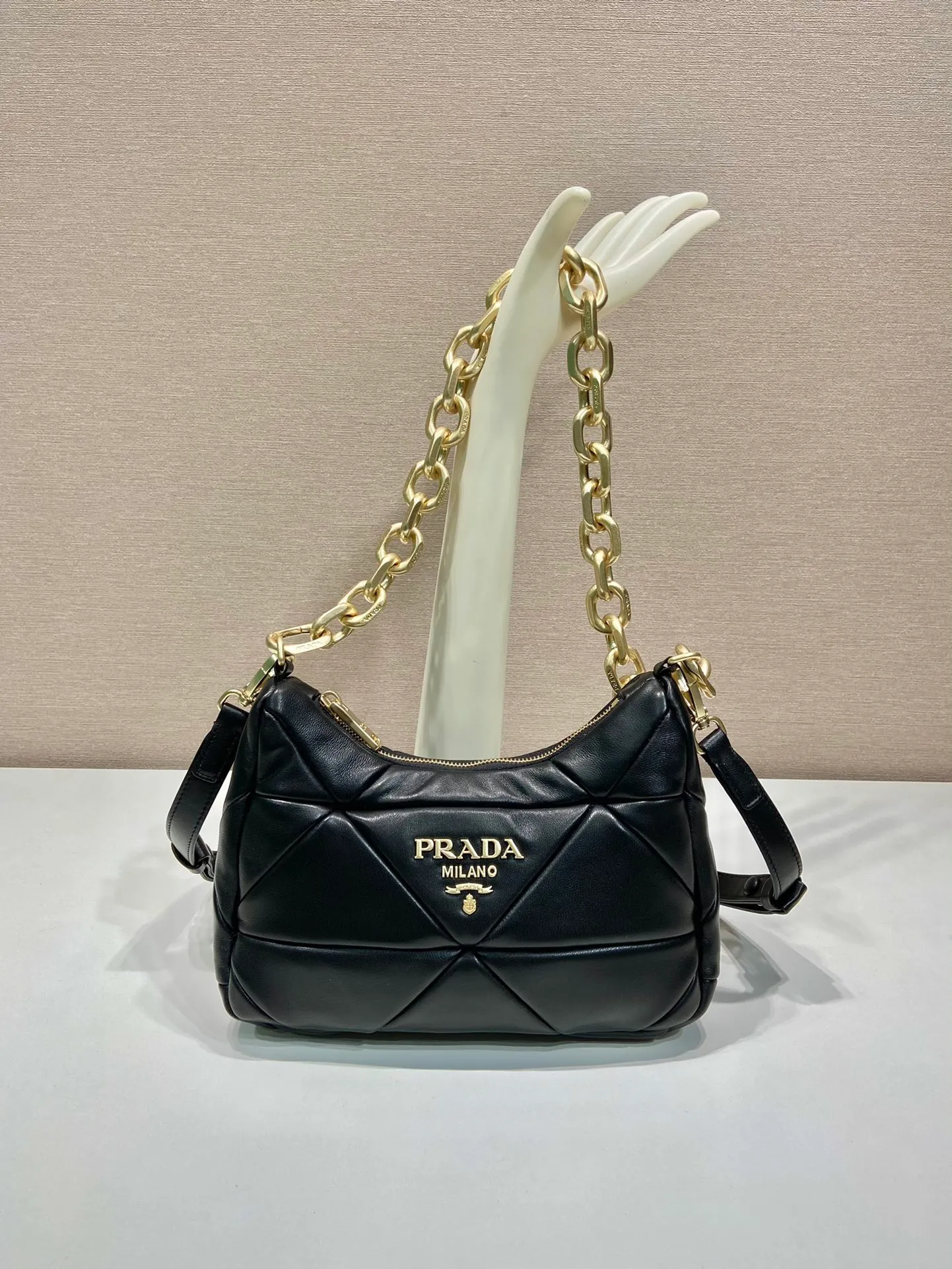 💰1700🎉New style🎉1BD158🎉🎉 This System nappa leather shoulder bag is decorated with a triangular pattern created with gorgeous stitching, highlighting the brand's craftsmanship. The chain handle evokes the association of jewelry and is detachable. The metal lettering logo on the front is outlined with the iconic triangular stitching, and the brand style is immediately visible. Can be carried by hand/shoulder strap/cross-body, highly functional👍If you like babies, hurry up and get it🎉🎉 Length 25 height 18x ​​base 7cm🎉🎉🎉👏👏👏