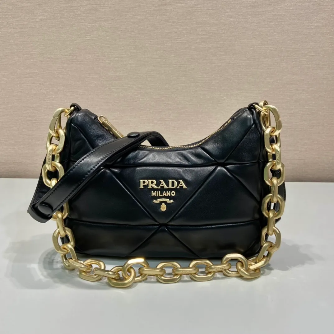 💰1700🎉New style🎉1BD158🎉🎉 This System nappa leather shoulder bag is decorated with a triangular pattern created with gorgeous stitching, highlighting the brand's craftsmanship. The chain handle evokes the association of jewelry and is detachable. The metal lettering logo on the front is outlined with the iconic triangular stitching, and the brand style is immediately visible. Can be carried by hand/shoulder strap/cross-body, highly functional👍If you like babies, hurry up and get it🎉🎉 Length 25 height 18x ​​base 7cm🎉🎉🎉👏👏👏