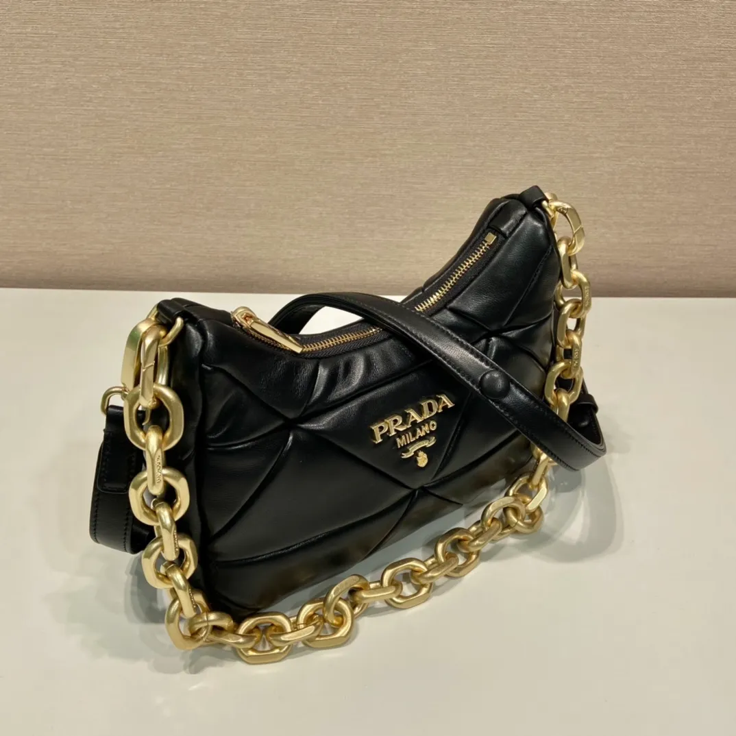 💰1700🎉New style🎉1BD158🎉🎉 This System nappa leather shoulder bag is decorated with a triangular pattern created with gorgeous stitching, highlighting the brand's craftsmanship. The chain handle evokes the association of jewelry and is detachable. The metal lettering logo on the front is outlined with the iconic triangular stitching, and the brand style is immediately visible. Can be carried by hand/shoulder strap/cross-body, highly functional👍If you like babies, hurry up and get it🎉🎉 Length 25 height 18x ​​base 7cm🎉🎉🎉👏👏👏