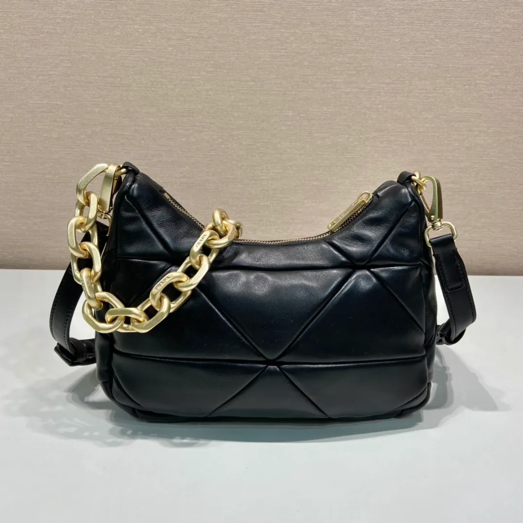 💰1700🎉New style🎉1BD158🎉🎉 This System nappa leather shoulder bag is decorated with a triangular pattern created with gorgeous stitching, highlighting the brand's craftsmanship. The chain handle evokes the association of jewelry and is detachable. The metal lettering logo on the front is outlined with the iconic triangular stitching, and the brand style is immediately visible. Can be carried by hand/shoulder strap/cross-body, highly functional👍If you like babies, hurry up and get it🎉🎉 Length 25 height 18x ​​base 7cm🎉🎉🎉👏👏👏