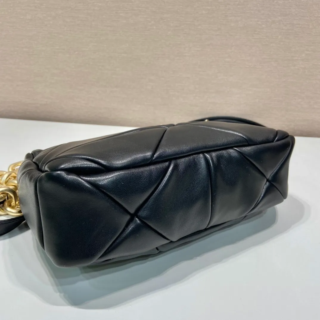 💰1700🎉New style🎉1BD158🎉🎉 This System nappa leather shoulder bag is decorated with a triangular pattern created with gorgeous stitching, highlighting the brand's craftsmanship. The chain handle evokes the association of jewelry and is detachable. The metal lettering logo on the front is outlined with the iconic triangular stitching, and the brand style is immediately visible. Can be carried by hand/shoulder strap/cross-body, highly functional👍If you like babies, hurry up and get it🎉🎉 Length 25 height 18x ​​base 7cm🎉🎉🎉👏👏👏