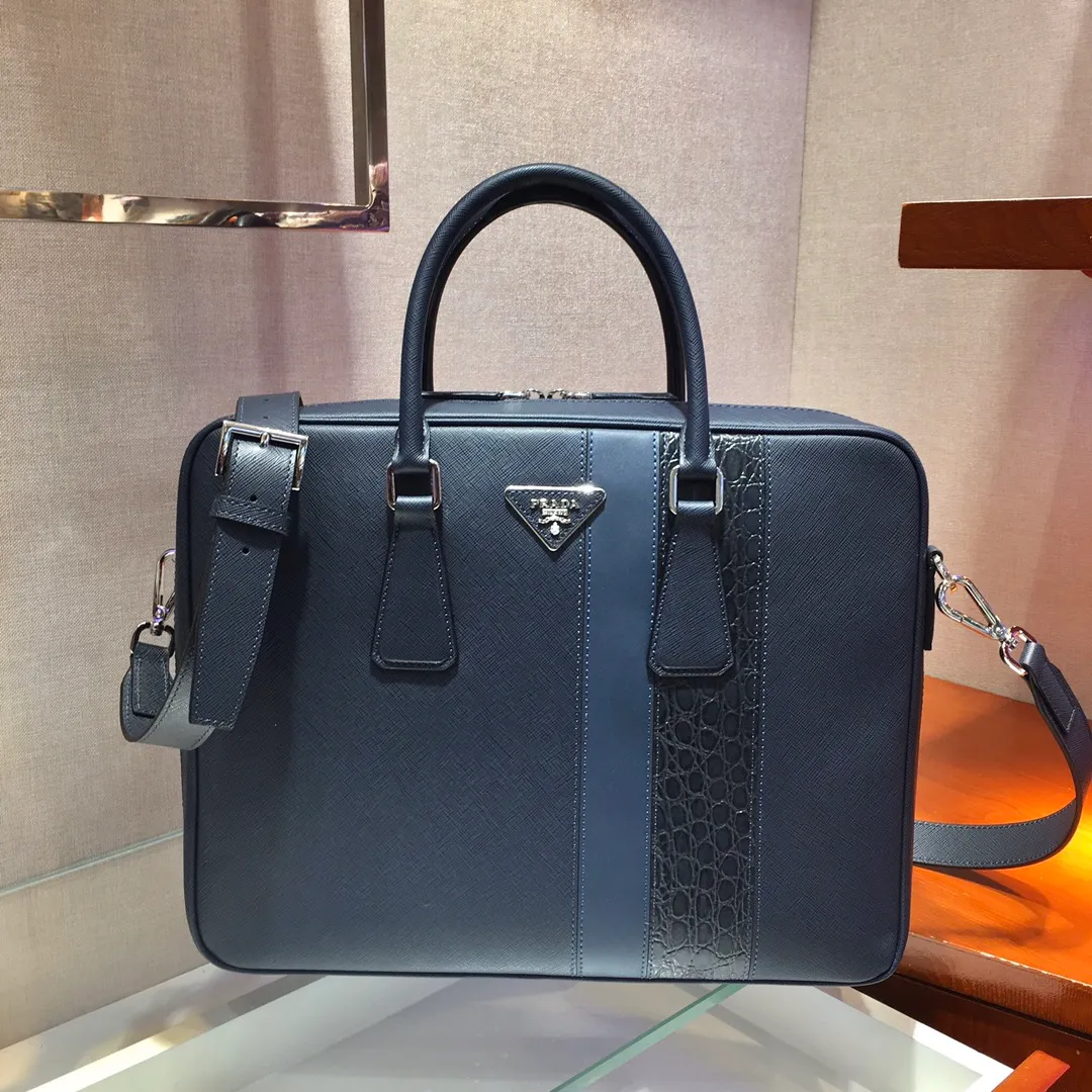 💰2160🎉Exclusive debut🎉2VE011D👍👍Made of imported Saffiano leather material, crocodile leather trim, polished stainless steel finish metal accessories, detachable and adjustable leather shoulder Strap, double handles, wrap-around zipper, internal layout for business use: two mobile phone pockets, one zipper pocket and one sliding pocket, this exquisite style😘😘is quite functional👍crocodile leather trim embellishes the bag body and outlines the silhouette. Looks very fashionable and grand👍👍 Length 36x height 28x bottom 6.5cm👏