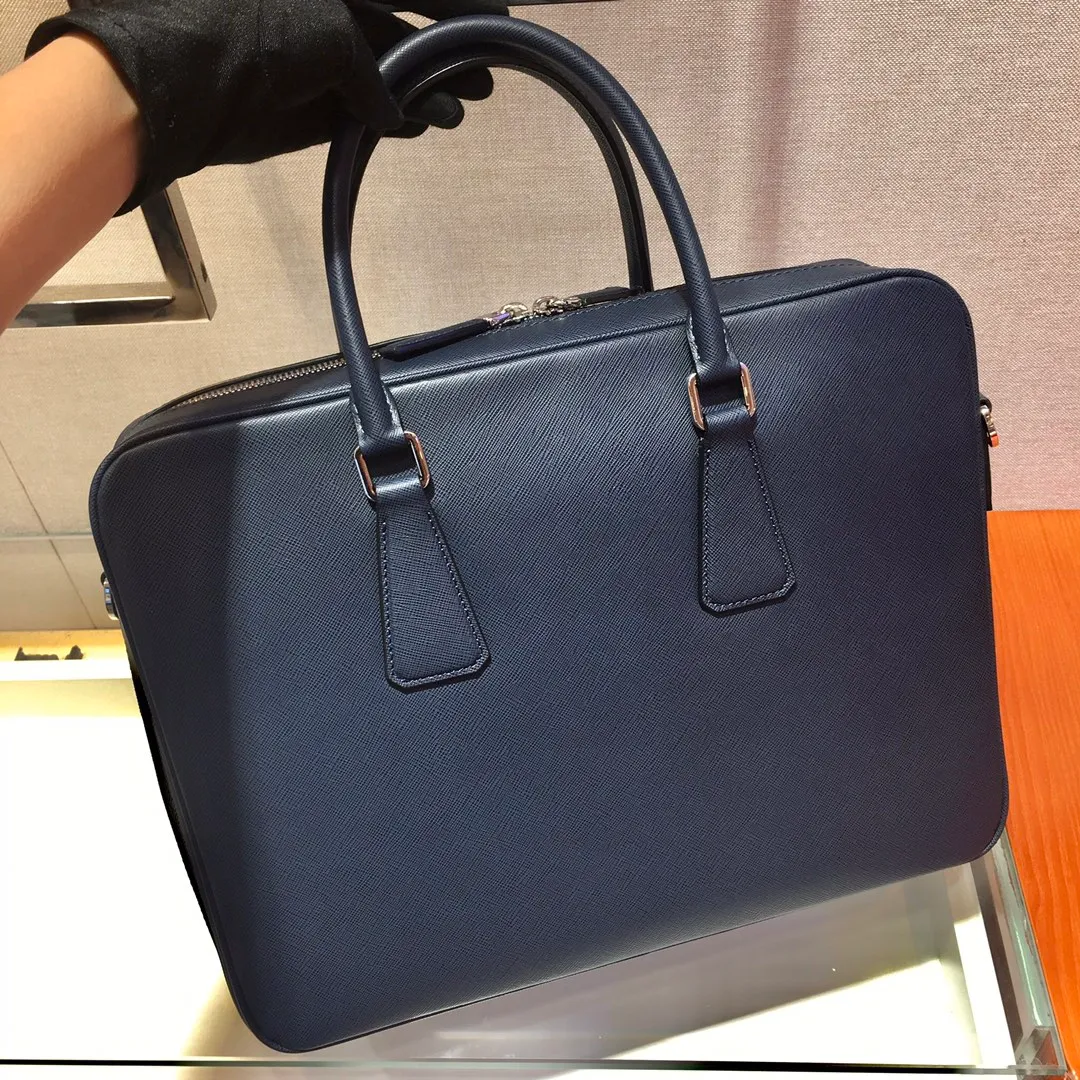 💰2160🎉Exclusive debut🎉2VE011D👍👍Made of imported Saffiano leather material, crocodile leather trim, polished stainless steel finish metal accessories, detachable and adjustable leather shoulder Strap, double handles, wrap-around zipper, internal layout for business use: two mobile phone pockets, one zipper pocket and one sliding pocket, this exquisite style😘😘is quite functional👍crocodile leather trim embellishes the bag body and outlines the silhouette. Looks very fashionable and grand👍👍 Length 36x height 28x bottom 6.5cm👏