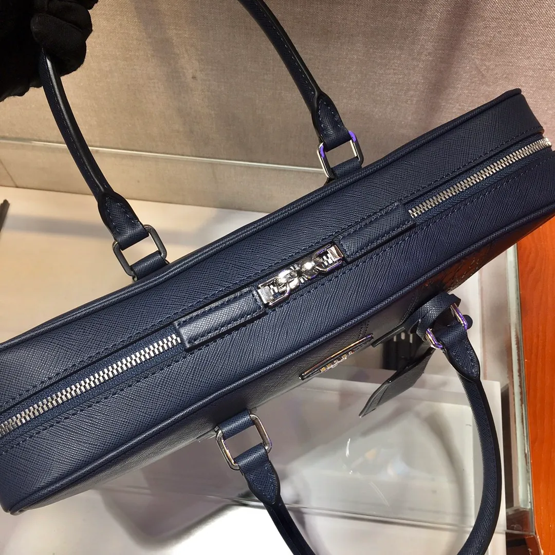 💰2160🎉Exclusive debut🎉2VE011D👍👍Made of imported Saffiano leather material, crocodile leather trim, polished stainless steel finish metal accessories, detachable and adjustable leather shoulder Strap, double handles, wrap-around zipper, internal layout for business use: two mobile phone pockets, one zipper pocket and one sliding pocket, this exquisite style😘😘is quite functional👍crocodile leather trim embellishes the bag body and outlines the silhouette. Looks very fashionable and grand👍👍 Length 36x height 28x bottom 6.5cm👏
