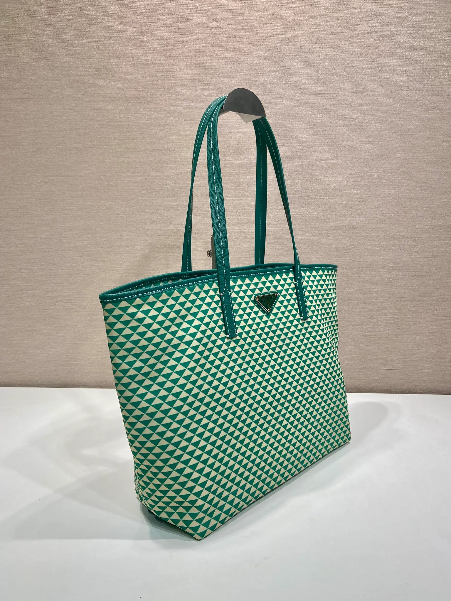 💰1160🎉New tote bag🎉1BD552 new product🎉🎉This Tessuto The Triangulum tote bag is made of imported printed nylon fabric with cross-grain cowhide. The triangular pattern is eye-catching in color and has a large capacity. It is really versatile😘😘The upper body effect is very stylish. Beauties, hurry up and get it🎉🎉. It is a must-have in spring and summer. It is also a popular style that will never go out of style🎉🎉 Length 33c Height 29x Bottom 14cm🎉🎉🎉💰💰💰