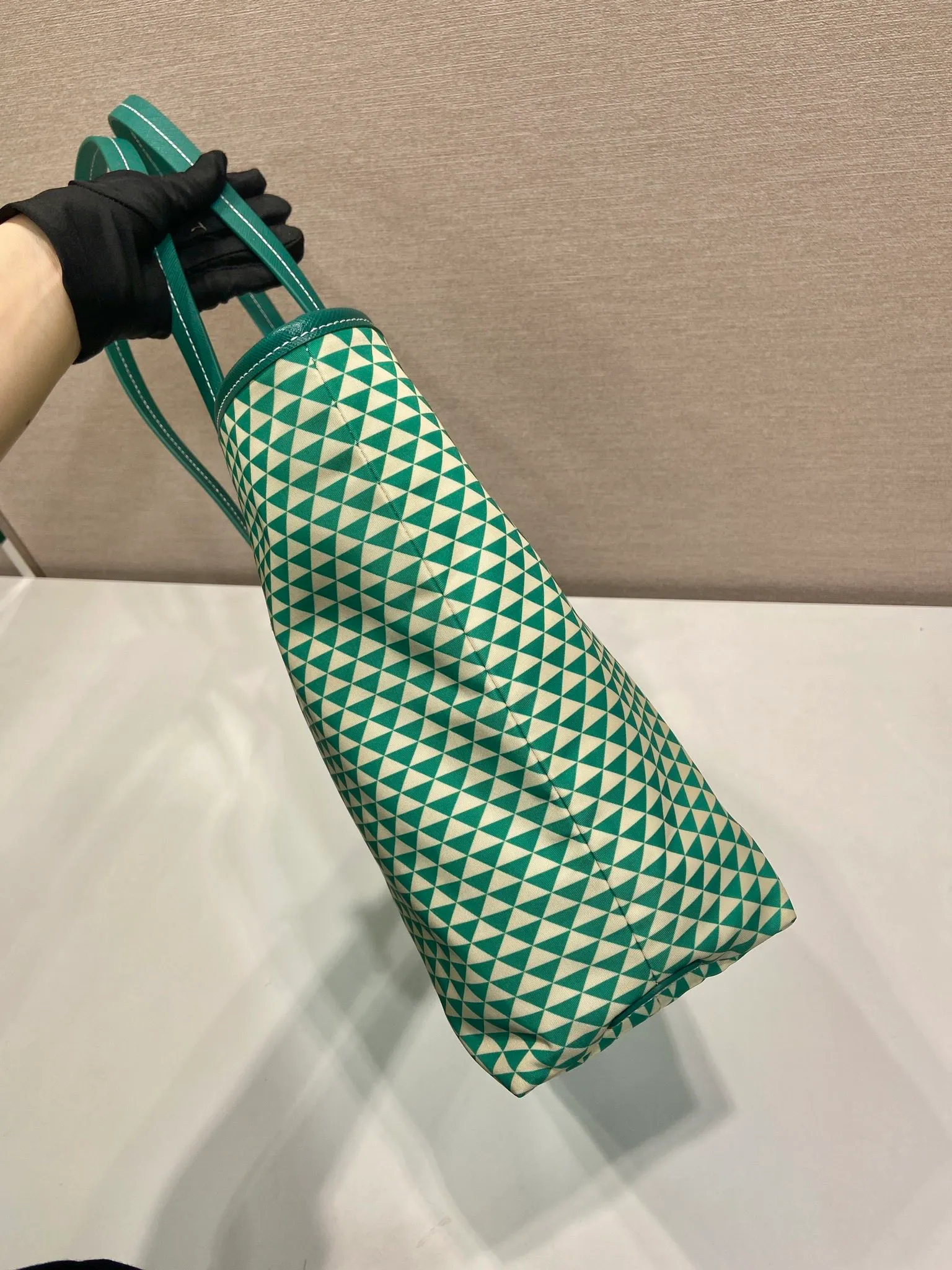 💰1160🎉New tote bag🎉1BD552 new product🎉🎉This Tessuto The Triangulum tote bag is made of imported printed nylon fabric with cross-grain cowhide. The triangular pattern is eye-catching in color and has a large capacity. It is really versatile😘😘The upper body effect is very stylish. Beauties, hurry up and get it🎉🎉. It is a must-have in spring and summer. It is also a popular style that will never go out of style🎉🎉 Length 33c Height 29x Bottom 14cm🎉🎉🎉💰💰💰