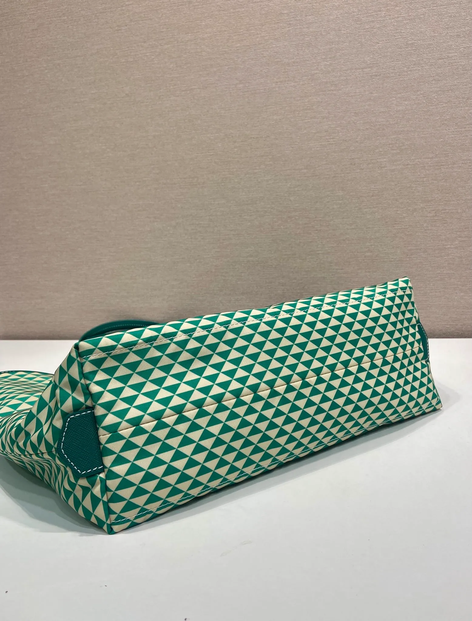 💰1160🎉New tote bag🎉1BD552 new product🎉🎉This Tessuto The Triangulum tote bag is made of imported printed nylon fabric with cross-grain cowhide. The triangular pattern is eye-catching in color and has a large capacity. It is really versatile😘😘The upper body effect is very stylish. Beauties, hurry up and get it🎉🎉. It is a must-have in spring and summer. It is also a popular style that will never go out of style🎉🎉 Length 33c Height 29x Bottom 14cm🎉🎉🎉💰💰💰