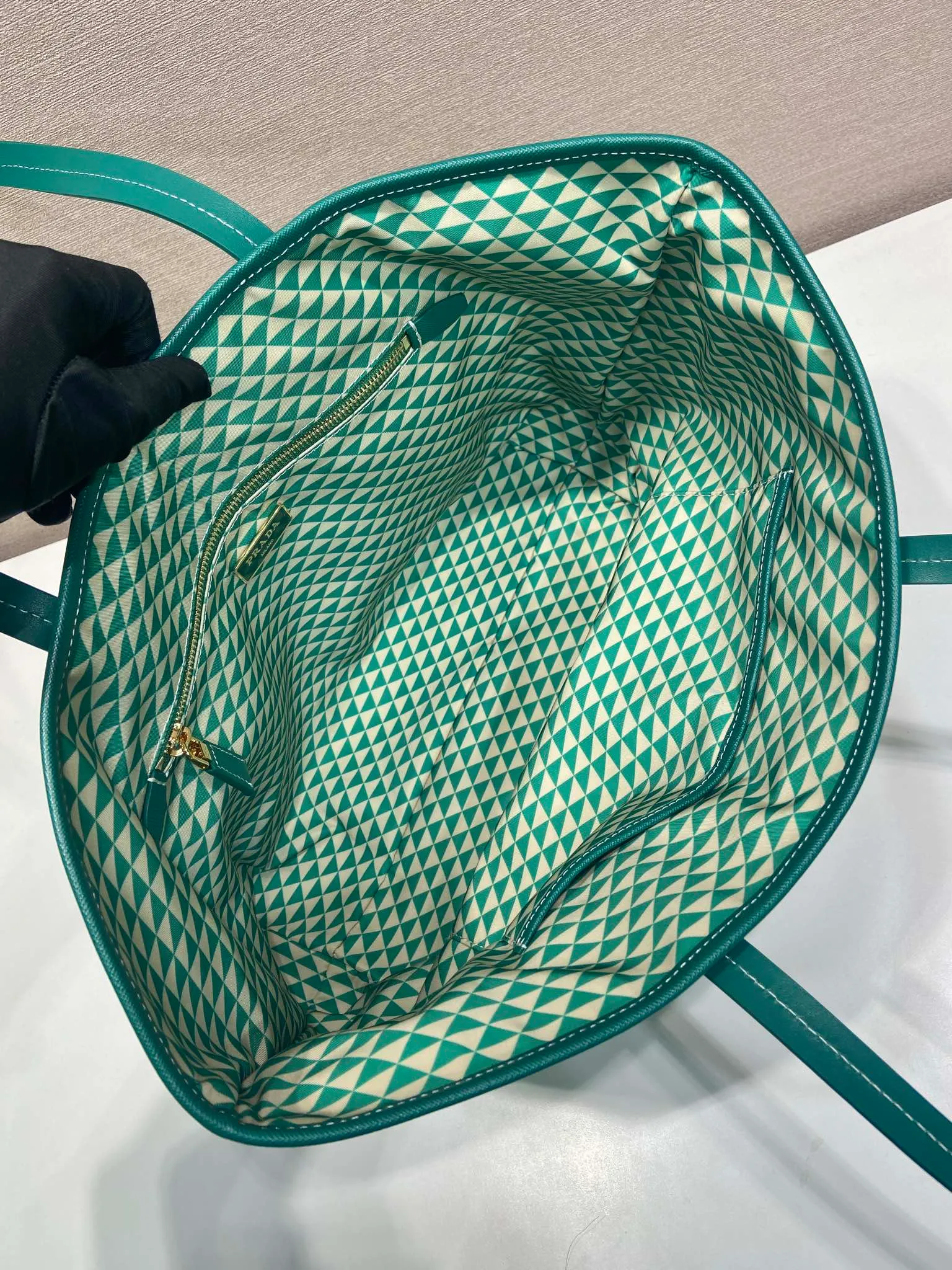 💰1160🎉New tote bag🎉1BD552 new product🎉🎉This Tessuto The Triangulum tote bag is made of imported printed nylon fabric with cross-grain cowhide. The triangular pattern is eye-catching in color and has a large capacity. It is really versatile😘😘The upper body effect is very stylish. Beauties, hurry up and get it🎉🎉. It is a must-have in spring and summer. It is also a popular style that will never go out of style🎉🎉 Length 33c Height 29x Bottom 14cm🎉🎉🎉💰💰💰