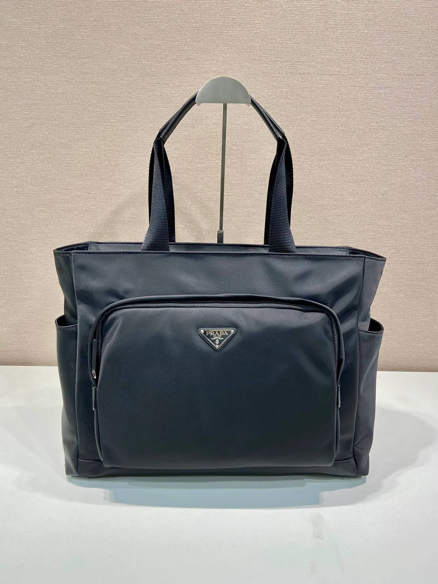 💰1260🎉New tote bag🎉2VG097🎉🎉 This tote bag is made of imported nylon fabric, with a front zipper pocket design. The pockets on both sides of the bag can hold water bottles/umbrellas...etc. It can be carried on the shoulder and is suitable for short trips and daily use. It is very functional and a popular style that will never go out of style🎉🎉Hurry up and get it🎉 Length 40x Height 33x Bottom 15cm🎉🎉🎉👏👏👏