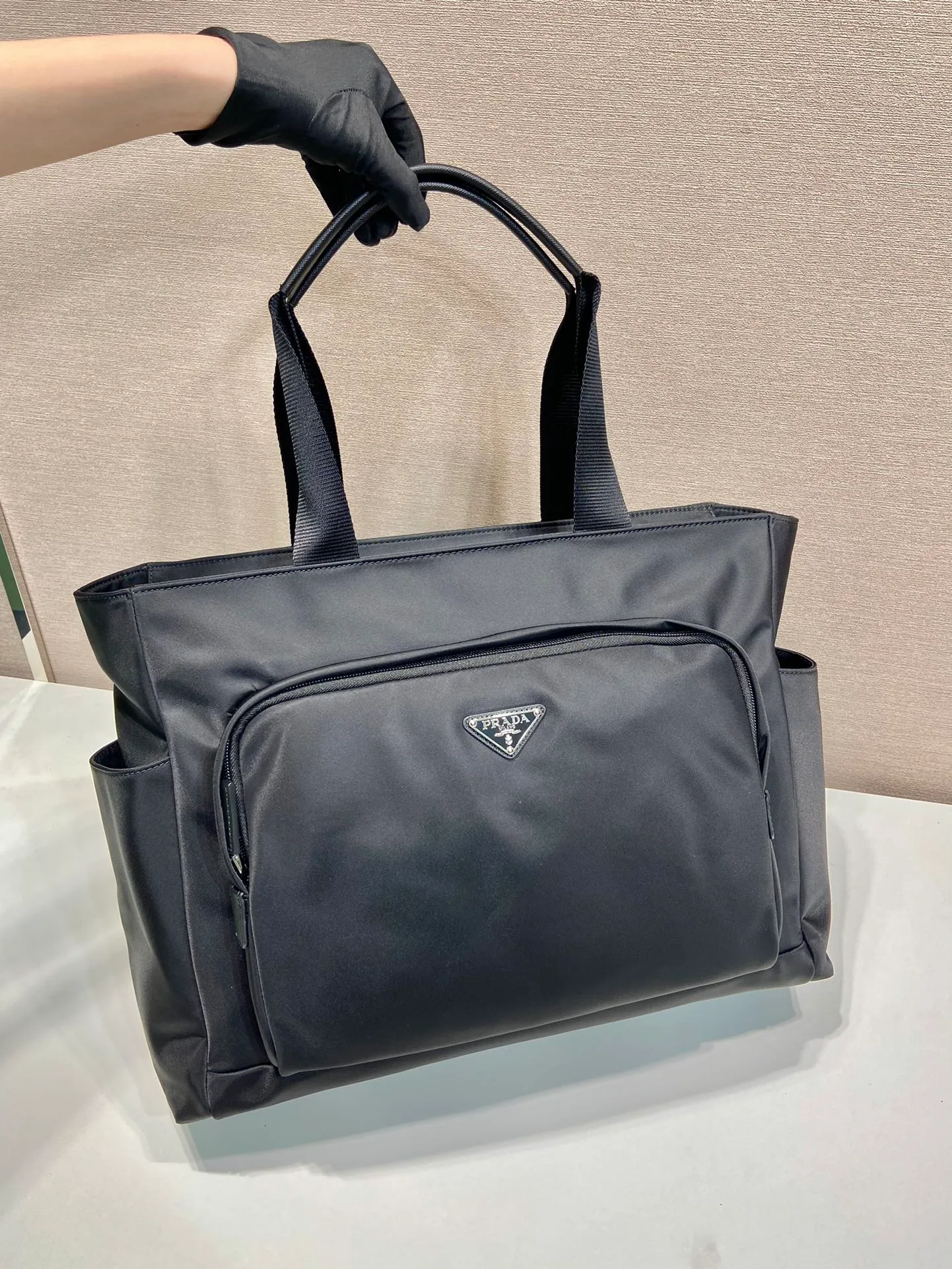 💰1260🎉New tote bag🎉2VG097🎉🎉 This tote bag is made of imported nylon fabric, with a front zipper pocket design. The pockets on both sides of the bag can hold water bottles/umbrellas...etc. It can be carried on the shoulder and is suitable for short trips and daily use. It is very functional and a popular style that will never go out of style🎉🎉Hurry up and get it🎉 Length 40x Height 33x Bottom 15cm🎉🎉🎉👏👏👏