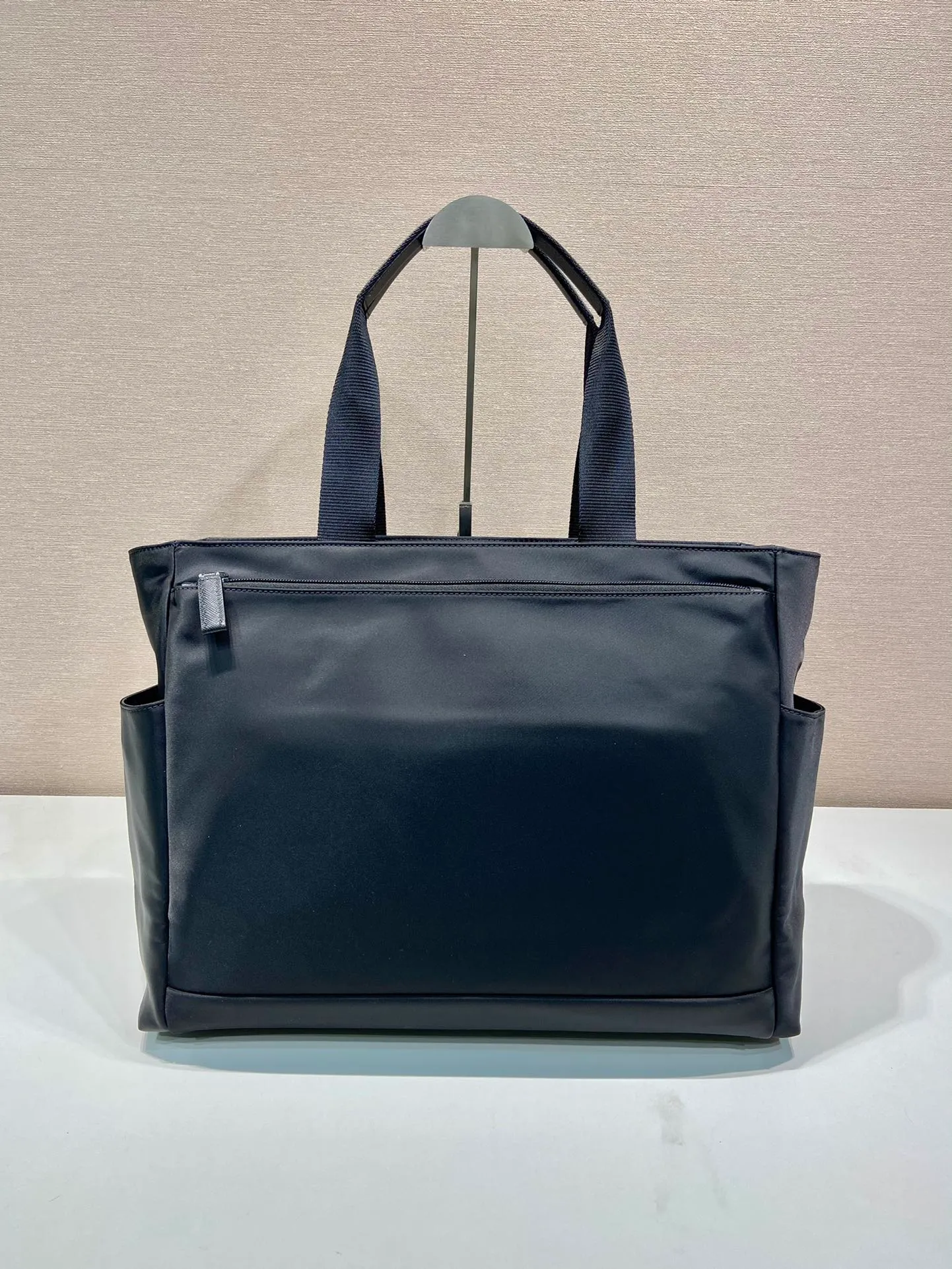 💰1260🎉New tote bag🎉2VG097🎉🎉 This tote bag is made of imported nylon fabric, with a front zipper pocket design. The pockets on both sides of the bag can hold water bottles/umbrellas...etc. It can be carried on the shoulder and is suitable for short trips and daily use. It is very functional and a popular style that will never go out of style🎉🎉Hurry up and get it🎉 Length 40x Height 33x Bottom 15cm🎉🎉🎉👏👏👏