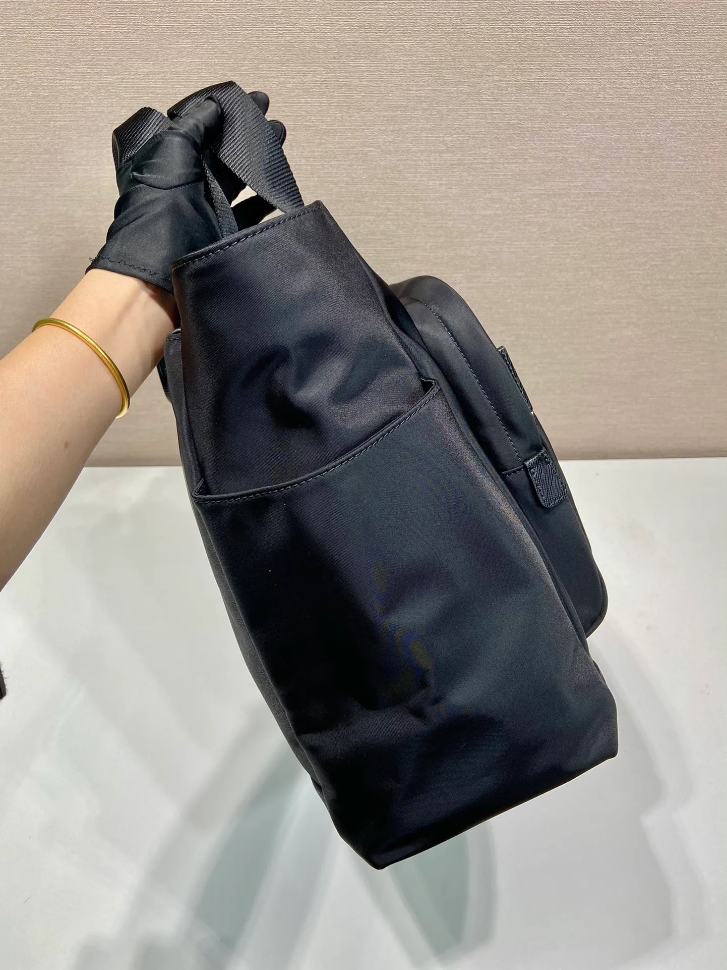 💰1260🎉New tote bag🎉2VG097🎉🎉 This tote bag is made of imported nylon fabric, with a front zipper pocket design. The pockets on both sides of the bag can hold water bottles/umbrellas...etc. It can be carried on the shoulder and is suitable for short trips and daily use. It is very functional and a popular style that will never go out of style🎉🎉Hurry up and get it🎉 Length 40x Height 33x Bottom 15cm🎉🎉🎉👏👏👏
