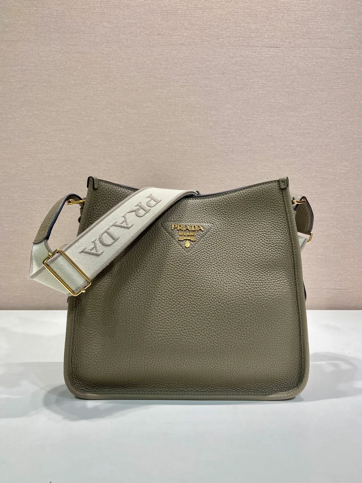 💰1800👏New fabric cross-body bag👏1BC073 large tote bag This leather mini shoulder bag has a simple design. A metallic triangle logo on the front adds signature tone. Equipped with detachable/adjustable logo printed webbing, the upper body effect is very beautiful😘😘highlighting its modern style. High fashion is the main fashion for daily matching. Hurry up and get it, it’s so beautiful👏👏 Length 30xH 28xH 12cm👏👏👏😘😘😘