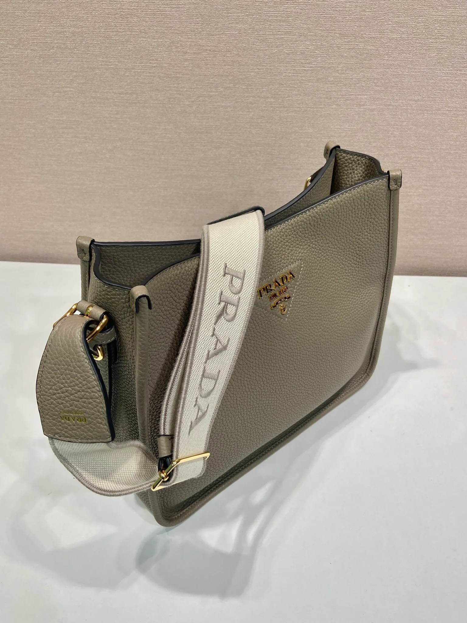 💰1800👏New fabric cross-body bag👏1BC073 large tote bag This leather mini shoulder bag has a simple design. A metallic triangle logo on the front adds signature tone. Equipped with detachable/adjustable logo printed webbing, the upper body effect is very beautiful😘😘highlighting its modern style. High fashion is the main fashion for daily matching. Hurry up and get it, it’s so beautiful👏👏 Length 30xH 28xH 12cm👏👏👏😘😘😘